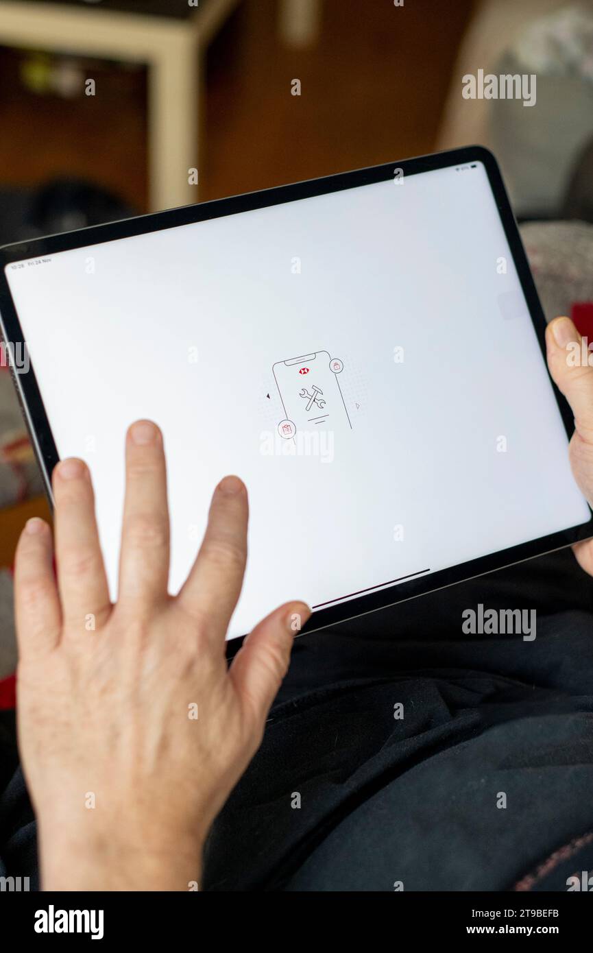 Des milliers de clients HSBC au Royaume-Uni n'ont pas pu accéder aux services bancaires en ligne le Black Friday, 24 novembre 23, lectures d'écran, services bancaires mobiles indisponibles Banque D'Images