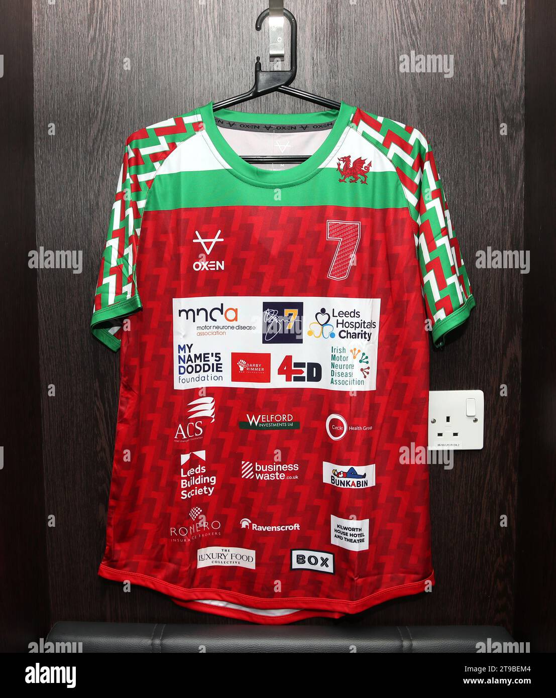 Vue détaillée d'un maillot de défi 7 in 7 in 7 que Kevin Sinfield portera lors d'un photocall à Headingley, Leeds. Kevin Sinfield courra une fois de plus sept ultra marathons en sept jours le mois prochain, alors qu’il poursuit sa campagne de collecte de fonds et de sensibilisation pour aider les personnes touchées par la maladie du motoneurone. Date de la photo : Vendredi 24 novembre 2023. Banque D'Images