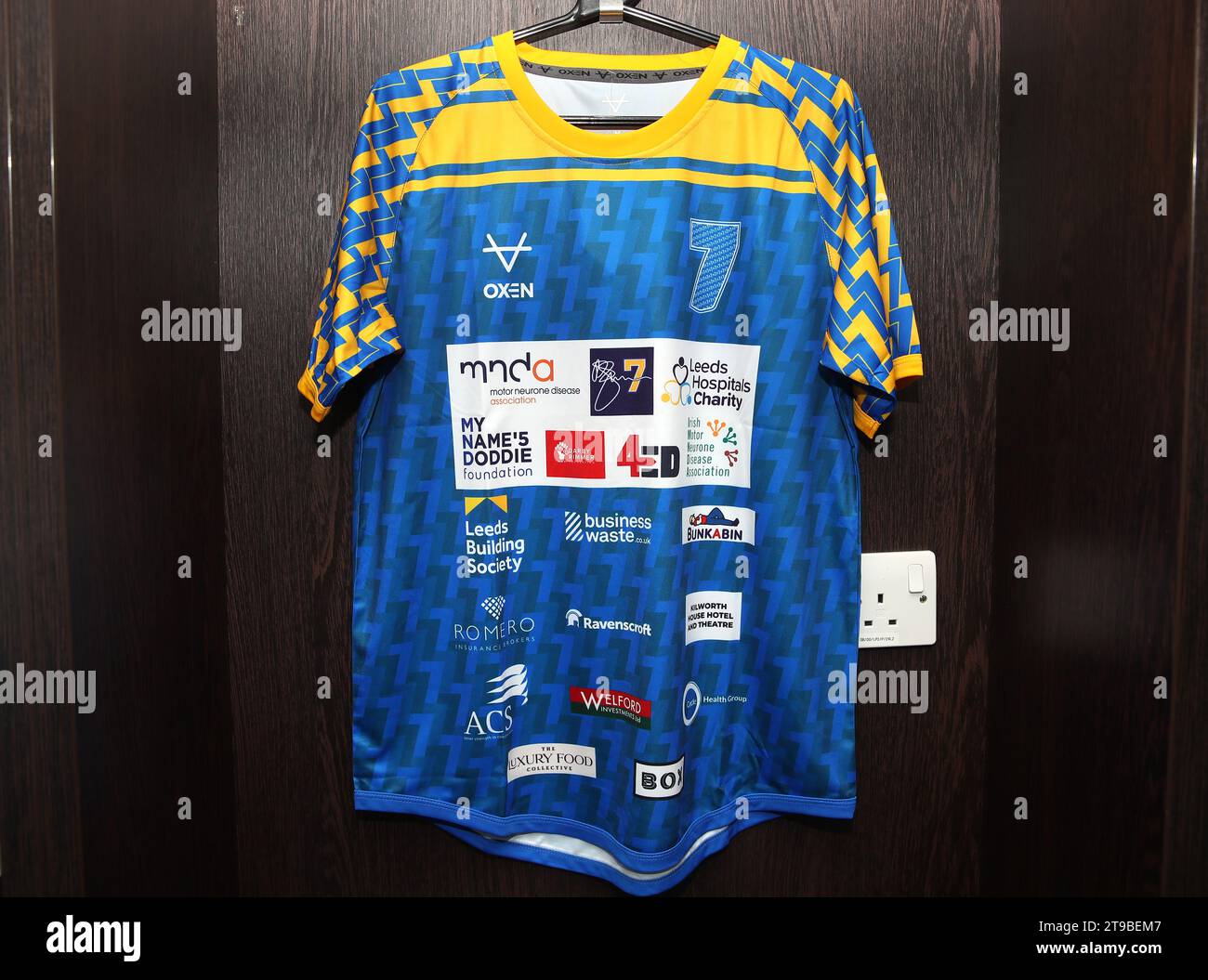 Vue détaillée d'un maillot de défi 7 in 7 in 7 que Kevin Sinfield portera lors d'un photocall à Headingley, Leeds. Kevin Sinfield courra une fois de plus sept ultra marathons en sept jours le mois prochain, alors qu’il poursuit sa campagne de collecte de fonds et de sensibilisation pour aider les personnes touchées par la maladie du motoneurone. Date de la photo : Vendredi 24 novembre 2023. Banque D'Images