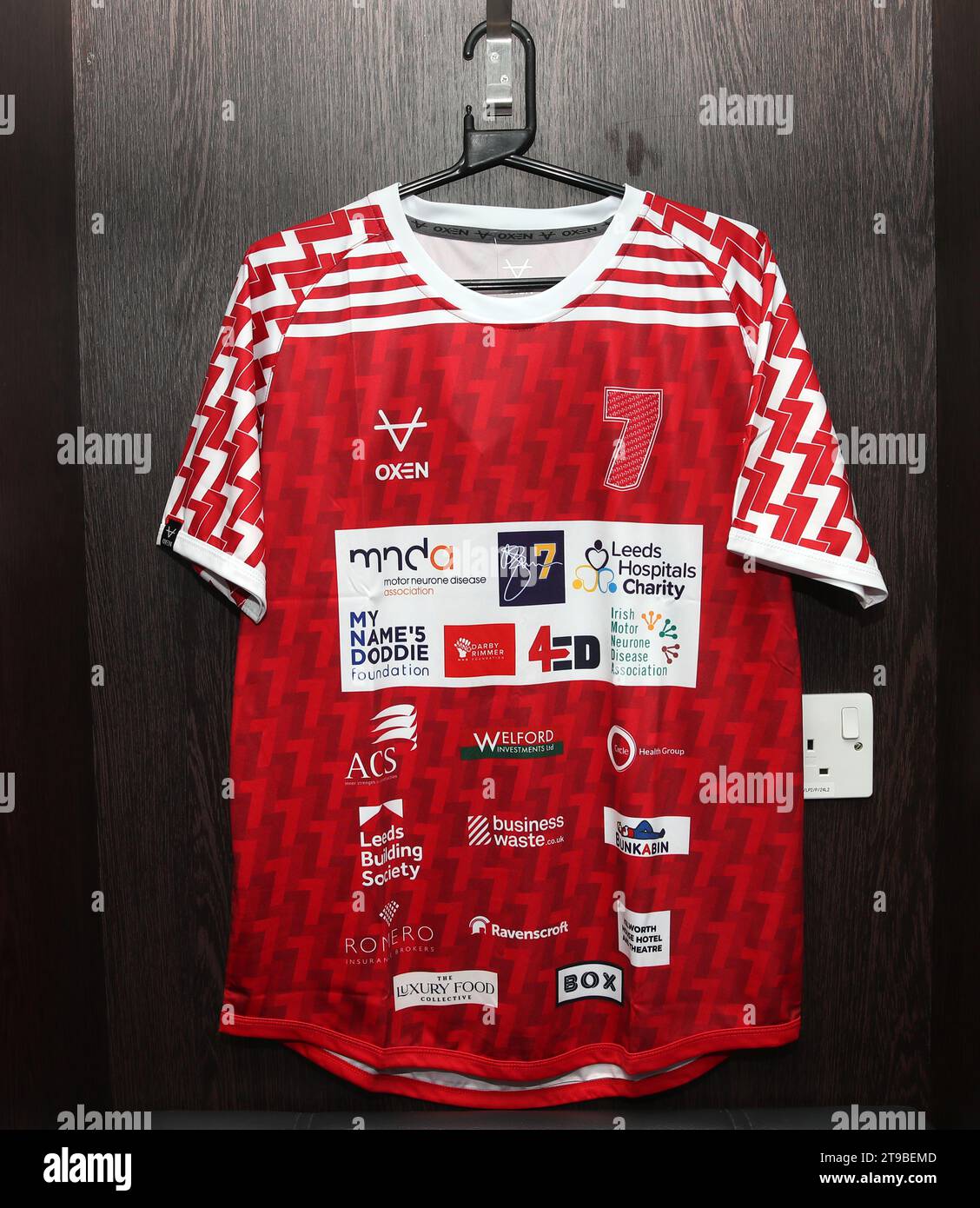 Vue détaillée d'un maillot de défi 7 in 7 in 7 que Kevin Sinfield portera lors d'un photocall à Headingley, Leeds. Kevin Sinfield courra une fois de plus sept ultra marathons en sept jours le mois prochain, alors qu’il poursuit sa campagne de collecte de fonds et de sensibilisation pour aider les personnes touchées par la maladie du motoneurone. Date de la photo : Vendredi 24 novembre 2023. Banque D'Images