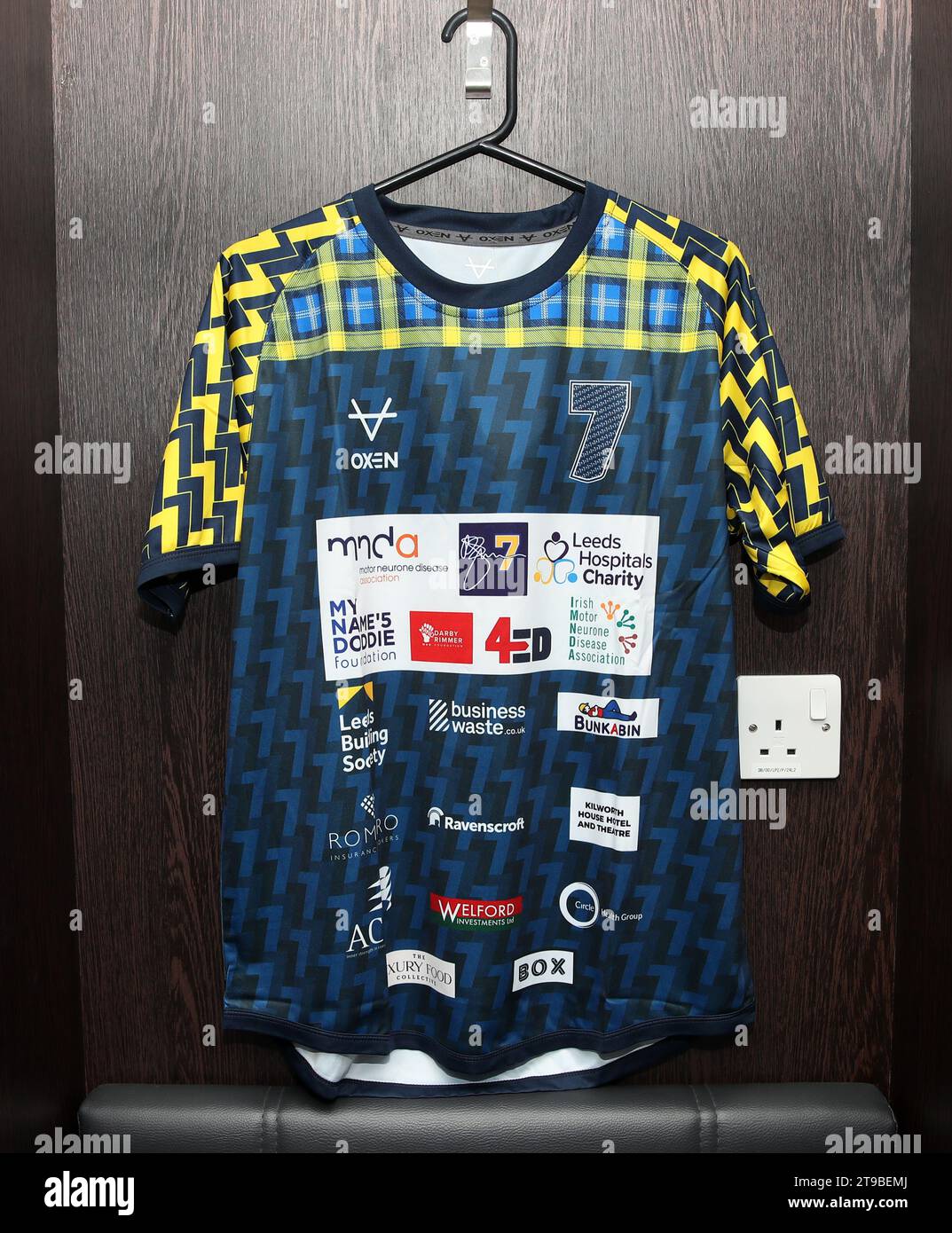 Vue détaillée d'un maillot de défi 7 in 7 in 7 que Kevin Sinfield portera lors d'un photocall à Headingley, Leeds. Kevin Sinfield courra une fois de plus sept ultra marathons en sept jours le mois prochain, alors qu’il poursuit sa campagne de collecte de fonds et de sensibilisation pour aider les personnes touchées par la maladie du motoneurone. Date de la photo : Vendredi 24 novembre 2023. Banque D'Images