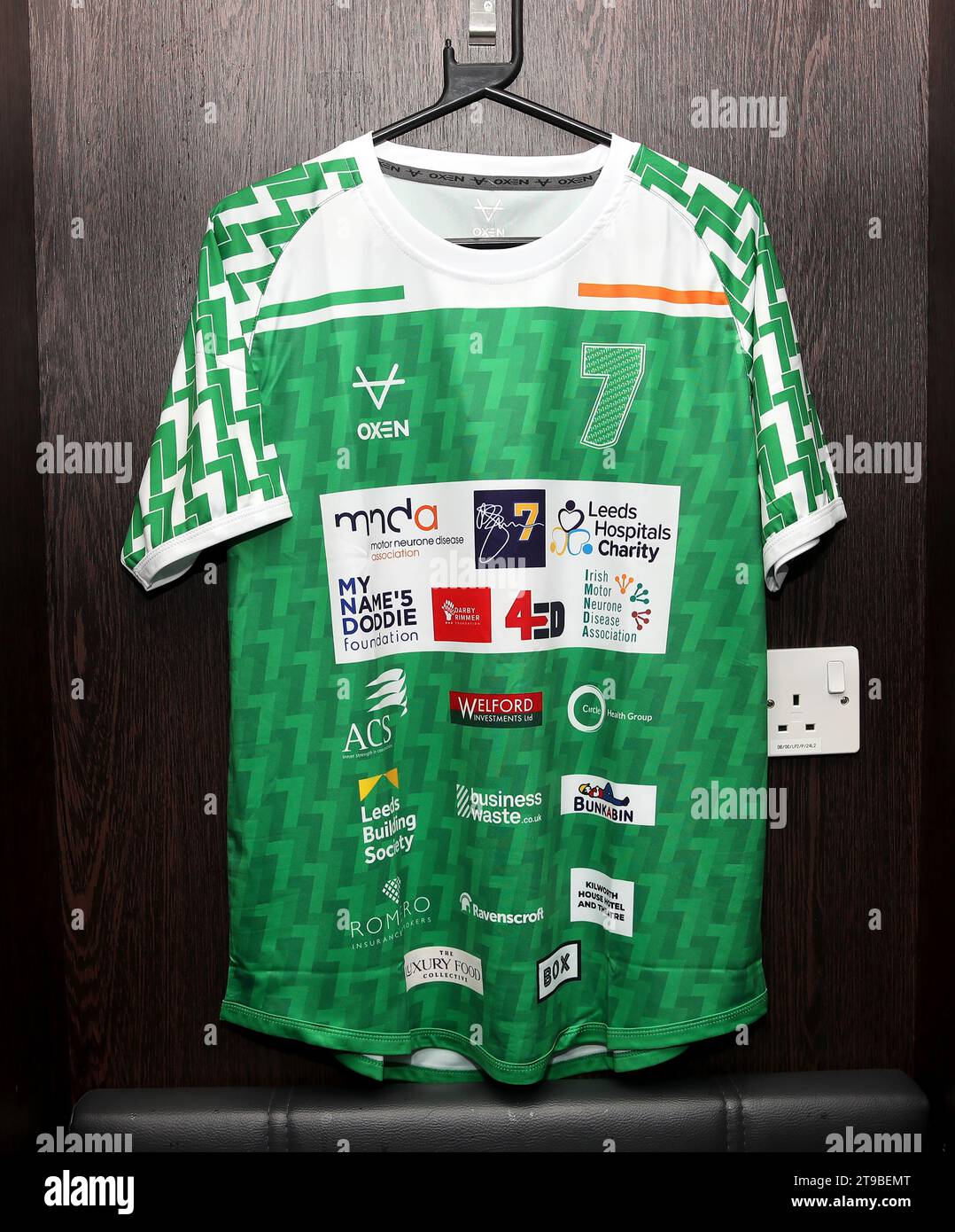 Vue détaillée d'un maillot de défi 7 in 7 in 7 que Kevin Sinfield portera lors d'un photocall à Headingley, Leeds. Kevin Sinfield courra une fois de plus sept ultra marathons en sept jours le mois prochain, alors qu’il poursuit sa campagne de collecte de fonds et de sensibilisation pour aider les personnes touchées par la maladie du motoneurone. Date de la photo : Vendredi 24 novembre 2023. Banque D'Images