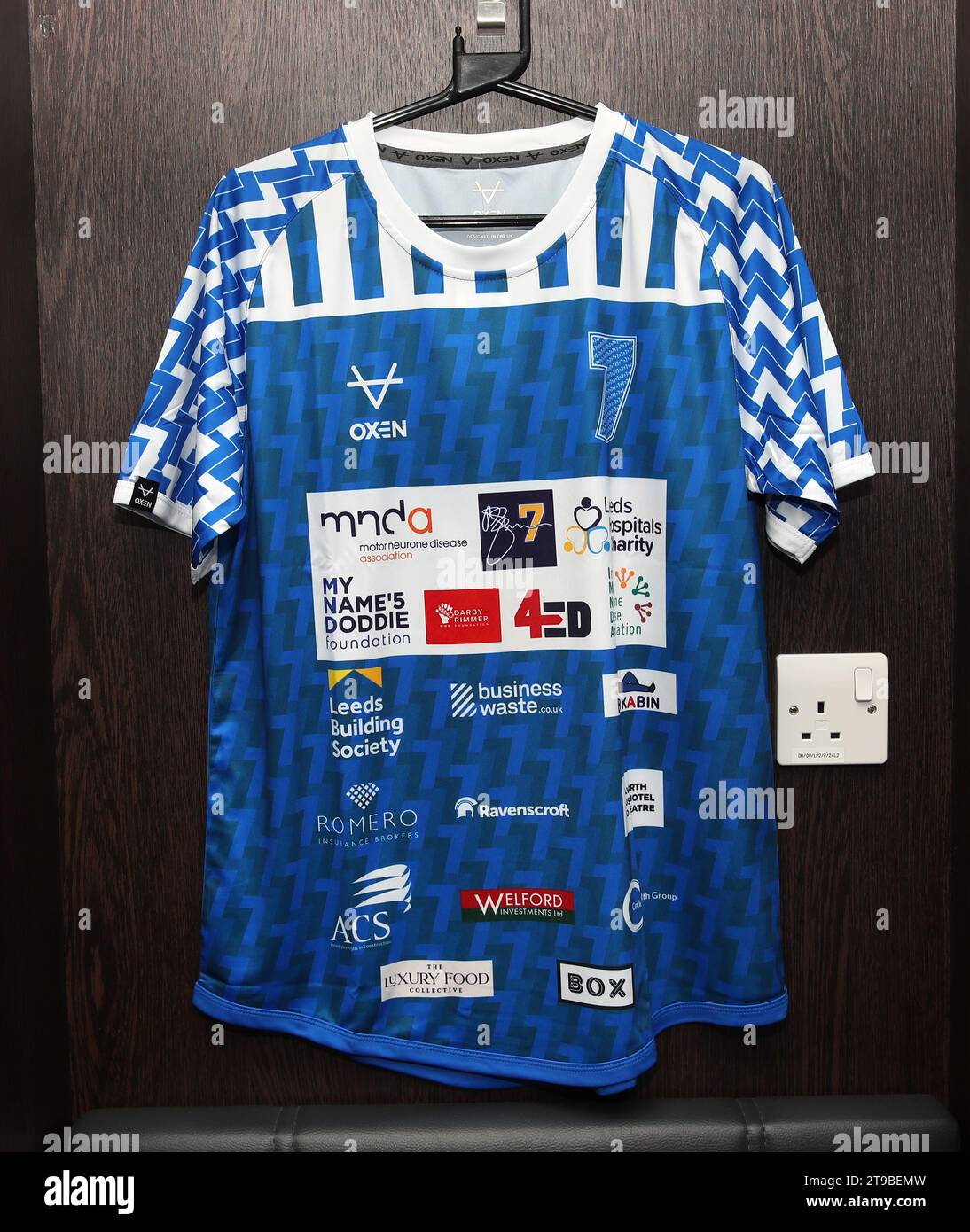 Vue détaillée d'un maillot de défi 7 in 7 in 7 que Kevin Sinfield portera lors d'un photocall à Headingley, Leeds. Kevin Sinfield courra une fois de plus sept ultra marathons en sept jours le mois prochain, alors qu’il poursuit sa campagne de collecte de fonds et de sensibilisation pour aider les personnes touchées par la maladie du motoneurone. Date de la photo : Vendredi 24 novembre 2023. Banque D'Images