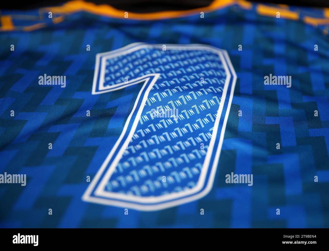 Vue détaillée d'un maillot de défi 7 in 7 in 7 que Kevin Sinfield portera lors d'un photocall à Headingley, Leeds. Kevin Sinfield courra une fois de plus sept ultra marathons en sept jours le mois prochain, alors qu’il poursuit sa campagne de collecte de fonds et de sensibilisation pour aider les personnes touchées par la maladie du motoneurone. Date de la photo : Vendredi 24 novembre 2023. Banque D'Images