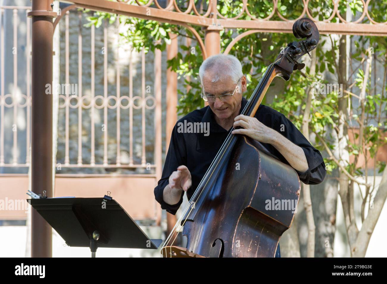 Concert de jazz en plein air avec Desinvolt Trio. Scène Bayssan, lieu dédié à l'art-culture-loisirs. Béziers, Occitanie, France Banque D'Images