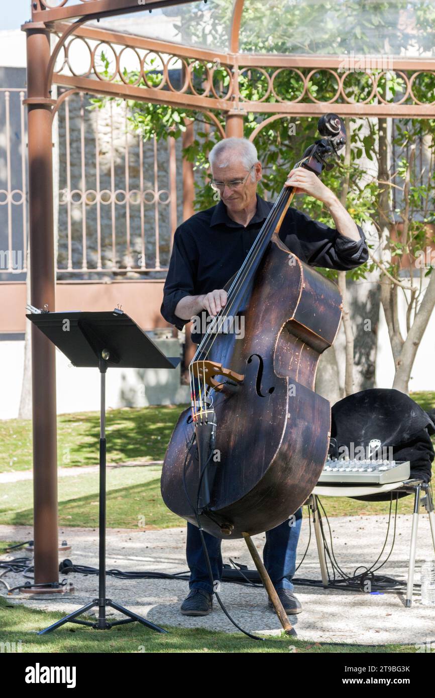Concert de jazz en plein air avec Desinvolt Trio. Scène Bayssan, lieu dédié à l'art-culture-loisirs. Béziers, Occitanie, France Banque D'Images