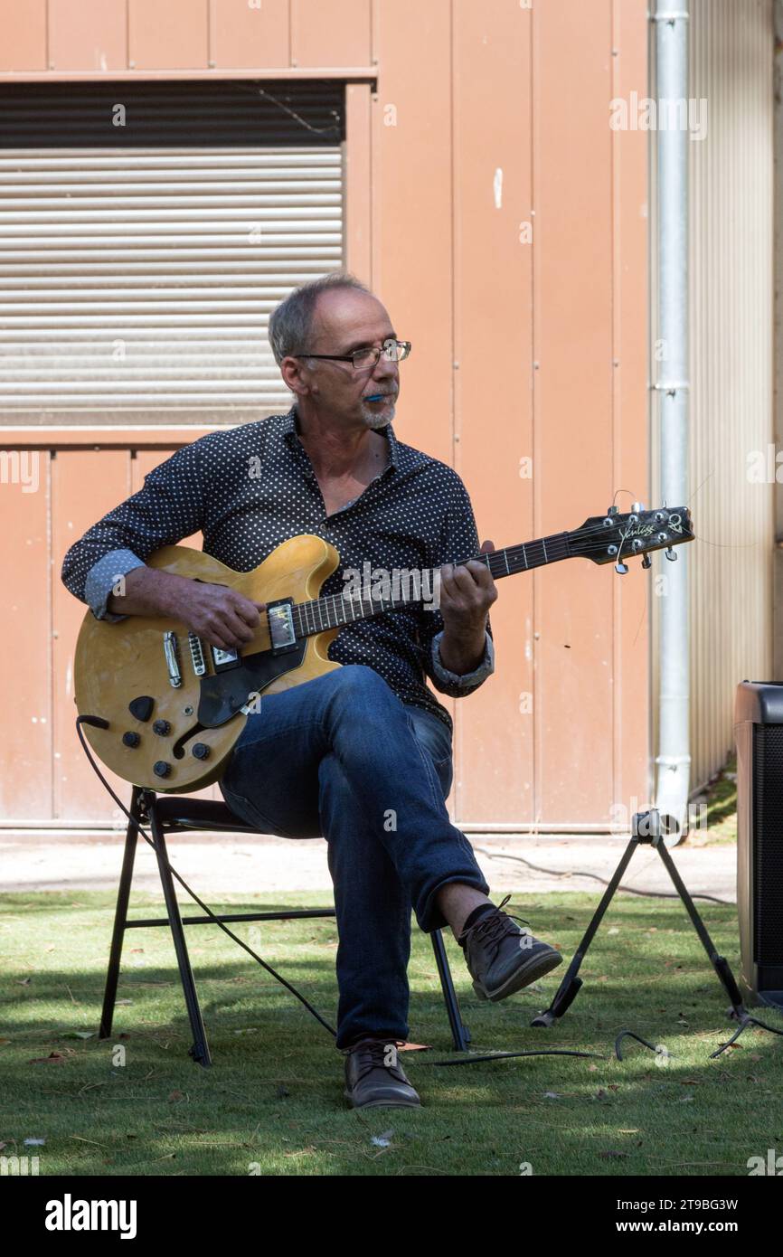 Concert de jazz en plein air avec Desinvolt Trio. Scène Bayssan, lieu dédié à l'art-culture-loisirs. Béziers, Occitanie, France Banque D'Images