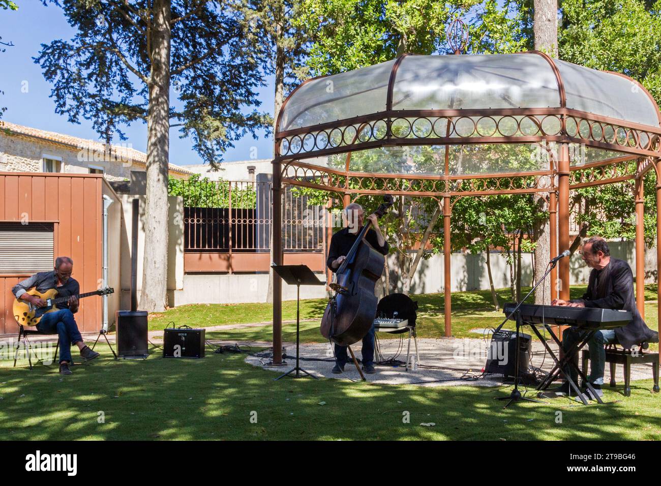 Concert de jazz en plein air avec Desinvolt Trio. Scène Bayssan, lieu dédié à l'art-culture-loisirs. Béziers, Occitanie, France Banque D'Images