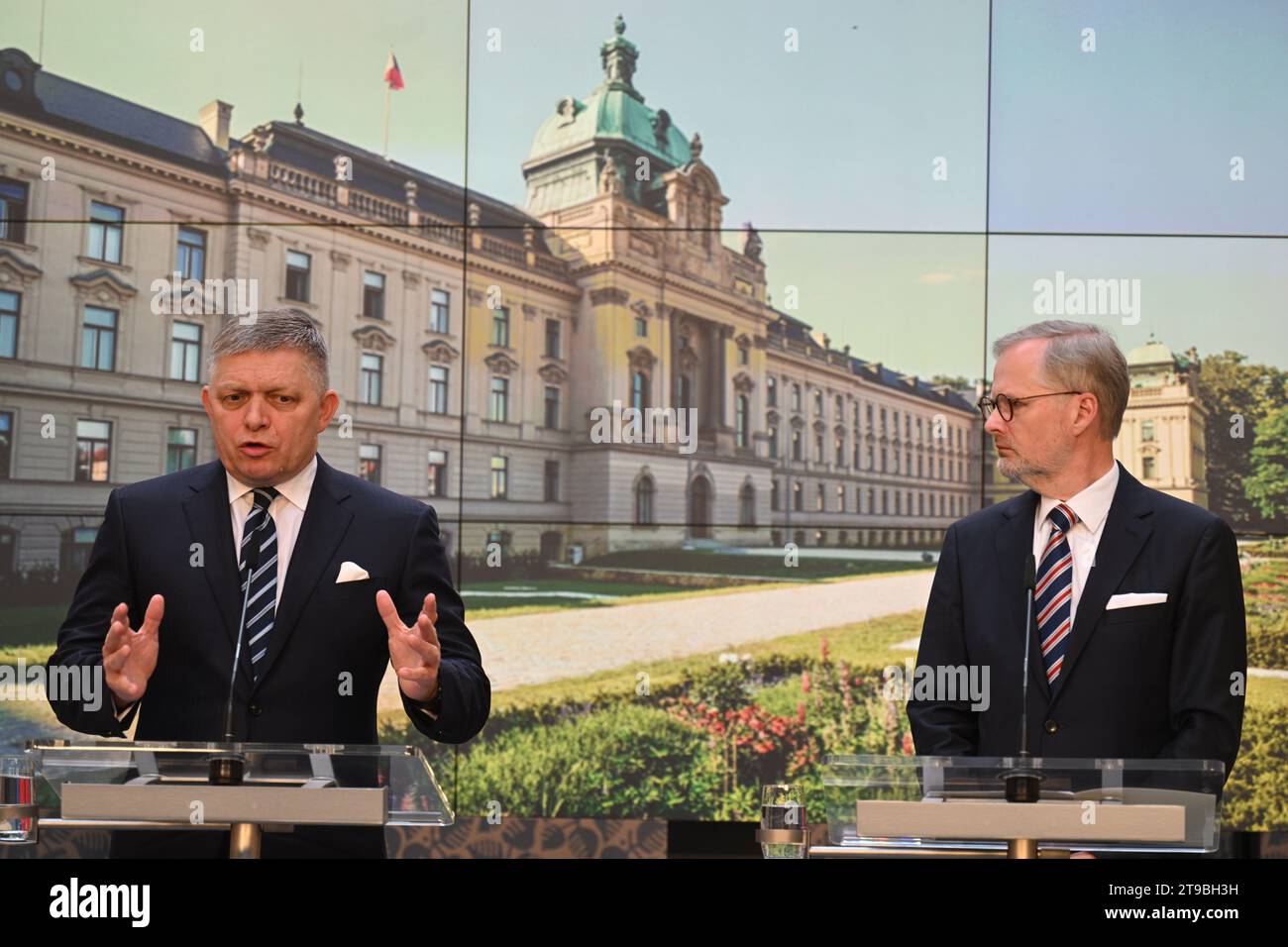 Le Premier ministre tchèque Petr Fiala rencontre le nouveau Premier ministre slovaque Robert Fico (à gauche) à Prague, en République tchèque, le 24 novembre 2023. Le Premier ministre tchèque Fiala et le Premier ministre slovaque Fico ont parlé de la coopération dans les domaines de l'énergie, des transports, de la sécurité et de la défense. Le Premier ministre Fico a déclaré qu’il ne croyait pas à une solution militaire à la guerre en Ukraine. L’essentiel pour la Tchéquie est que la Slovaquie soutient la politique commune de l’UE, a déclaré le Premier ministre Fiala lors de la conférence de presse à Prague, en République tchèque, le 24 novembre 2023. (Photo CTK/Michal Kamaryt) Banque D'Images