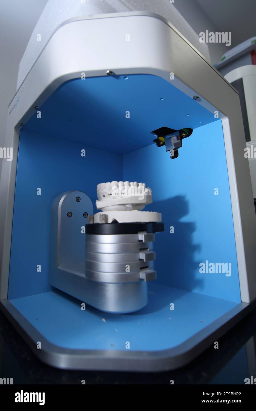 Fabrication de couronnes et de prothèses dentaires en céramique. Scanner des plâtres dentaires. Fabrication de prothèses céramiques en clinique dentaire. CER Banque D'Images