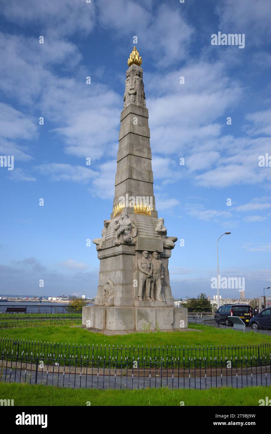 Memorial to Heroes of the Marine Engine Room (1916) alias The Titanic Monument, a Granite Obélisque de Goscombe John sur Pier Head ou Waterfront Liverpool Banque D'Images