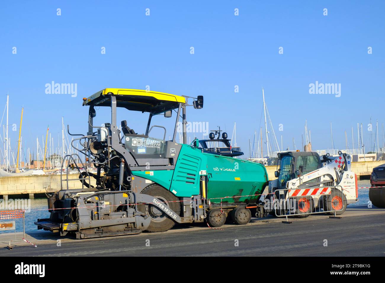 Juillet 2023 Rimini, Italie : gros plan de la machine routière lourde Vogele garée et prête pour la construction de routes et le tarmacking. Machine de finissage d'asphalte Banque D'Images