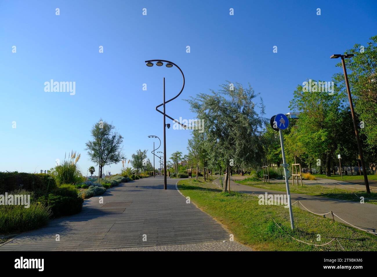 Promenade Adriatique à Rimini, Émilie-Romagne avec lampadaires en forme de lettre R par une journée ensoleillée Banque D'Images