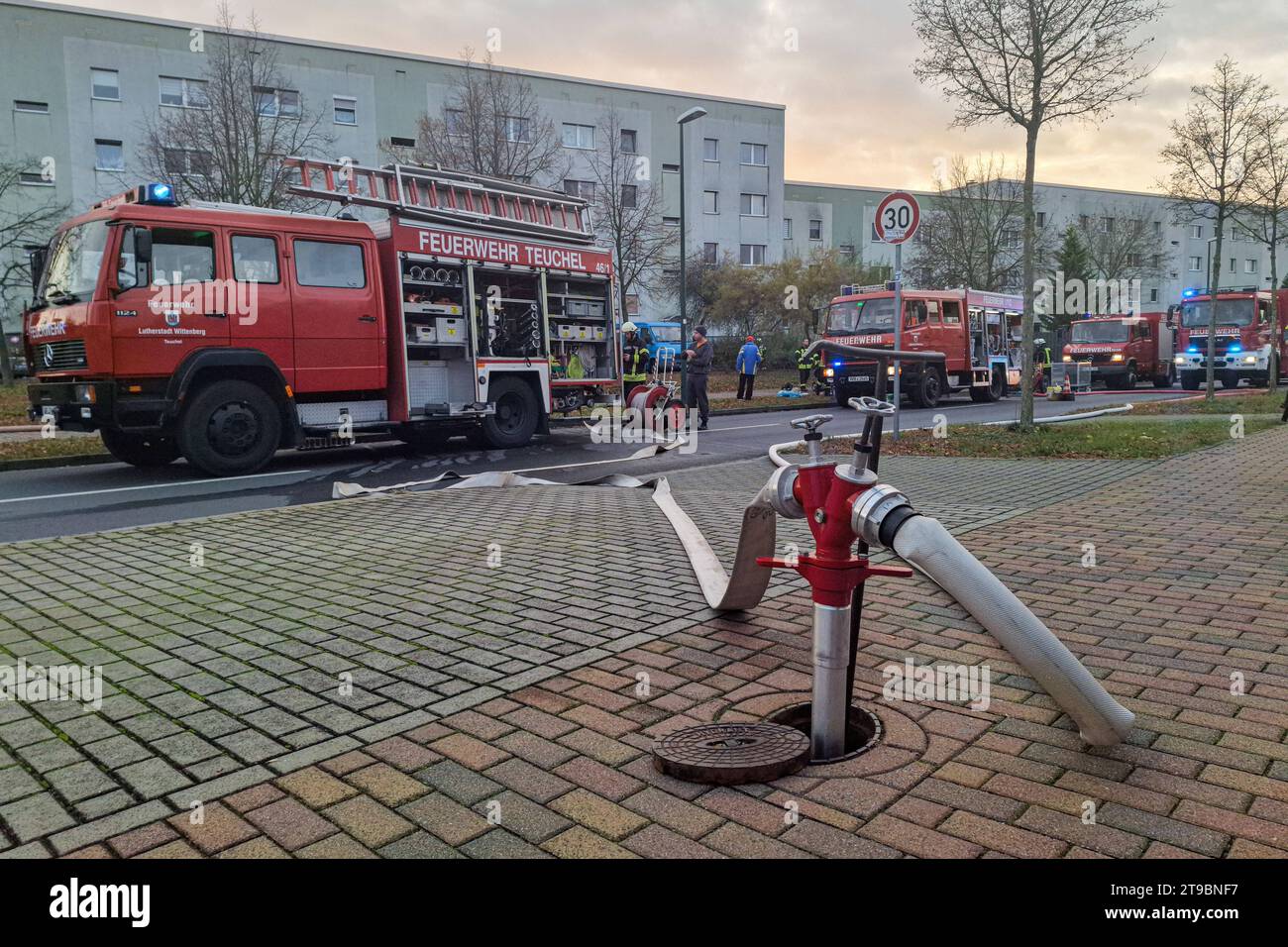 Lutherstadt Wittenberg - Großeinsatz Mehrere Verletzte durch Kellerbrand in Wohnblock 19.11.2023 gegen 14 Uhr Lutherstadt Wittenberg, Dr.-Behring-Straße zu einem Kellerbrand in einem Mehrfamilienhaus kam es am am 19.11.2023 gegen 14 Uhr auf der Dr.-Behring-Straße in Wittenberg. Nach ersten Angaben der Feuerwehr gerieten mehrere Gegenstände in einem Kellerabteil eines Wohnblocks in Brand. Der Rauch drang durch den Keller bis in drei Treppenaufgänge. Mehrere Anwohner wurden durch die Schnelle Einsatzgruppe SEG des Rettungsdienstes behandelt und teils in Krankenhäuser gebracht. Die Feuerwehr löschte Banque D'Images