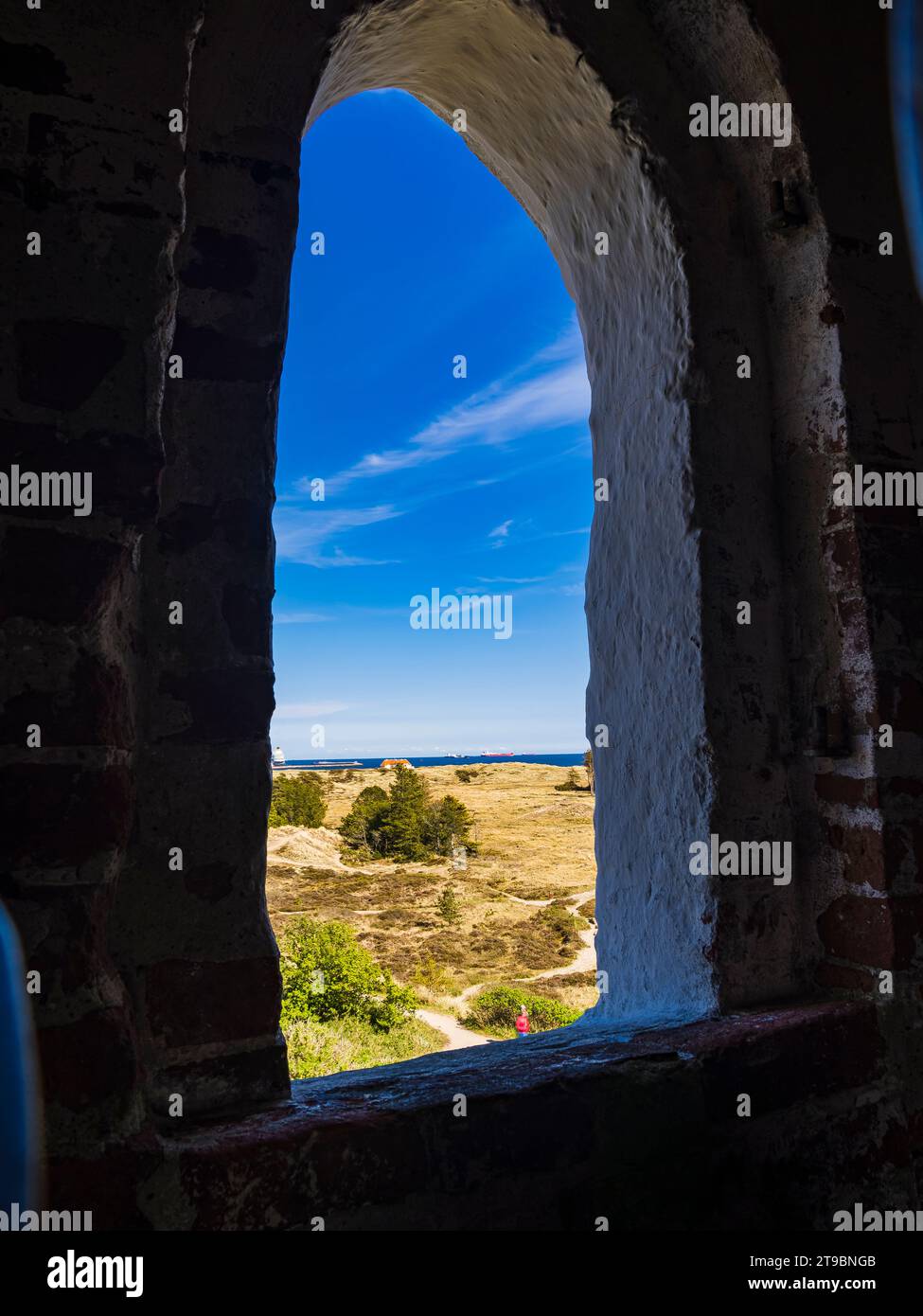 Ciel bleu et côte vu de la fenêtre dans le bâtiment en pierre Banque D'Images
