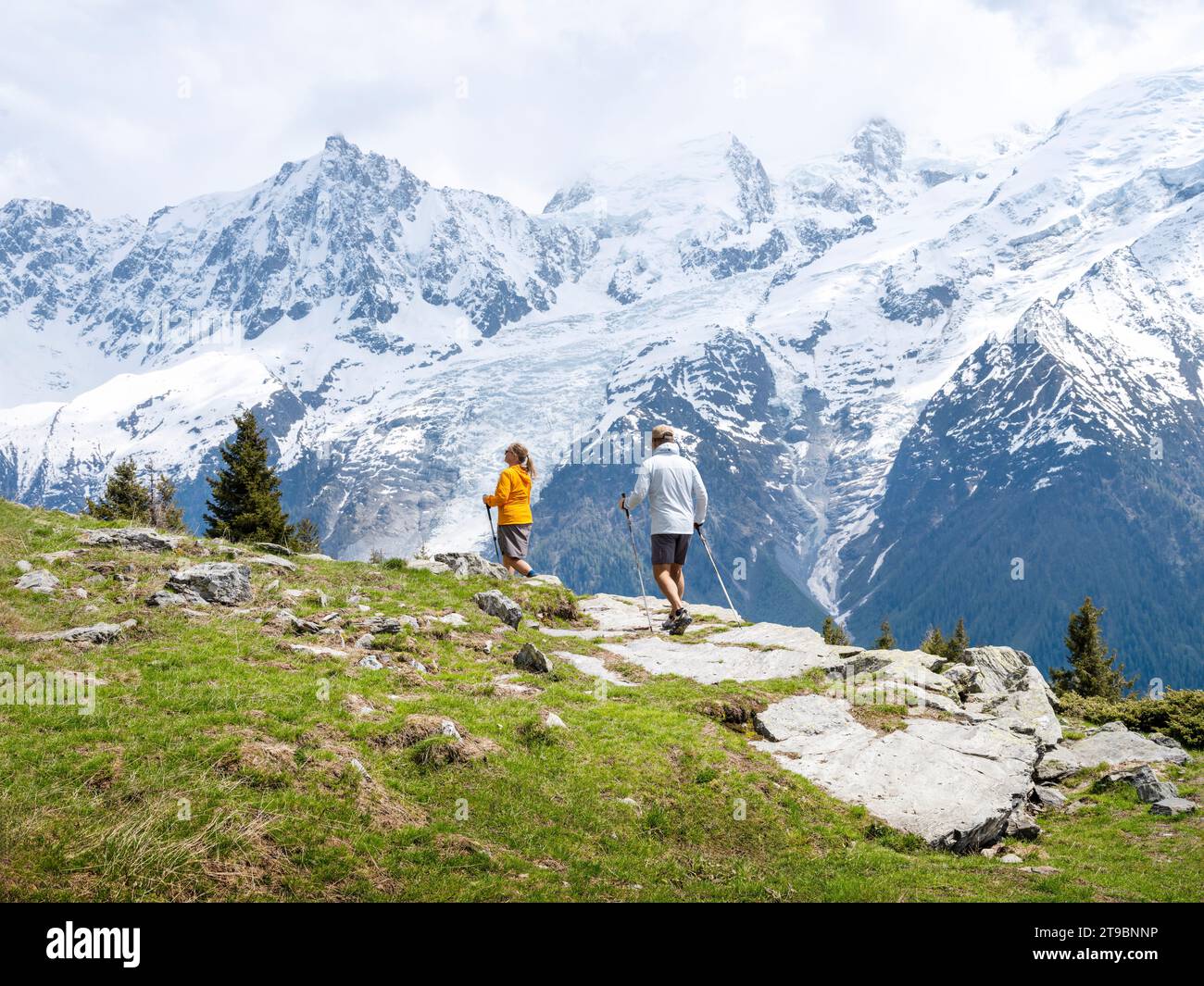 Couple randonnée près des montagnes enneigées Banque D'Images