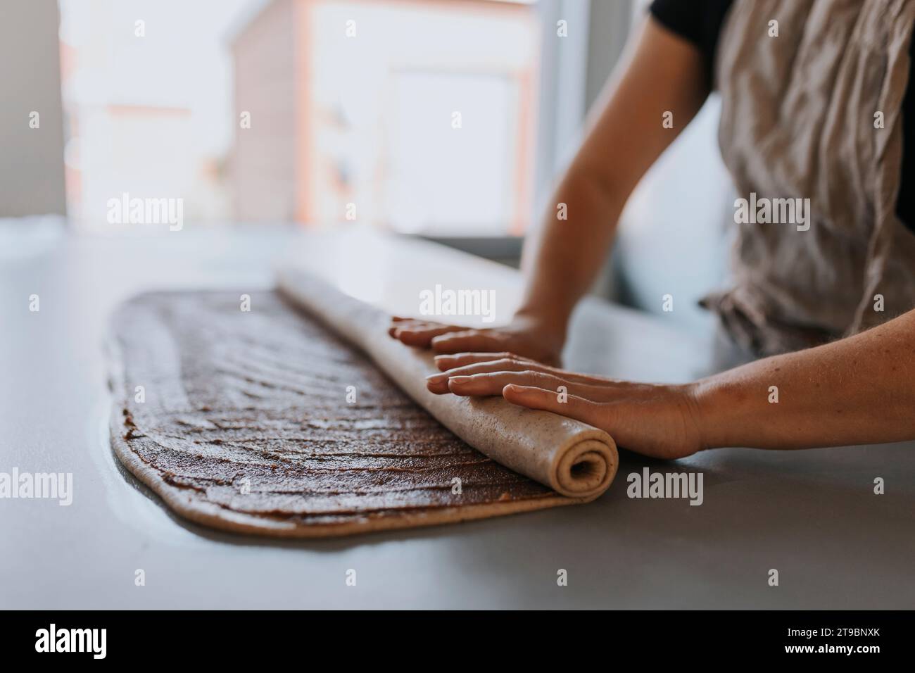 Vue de la main d'une femme à rouler la pâte Banque D'Images