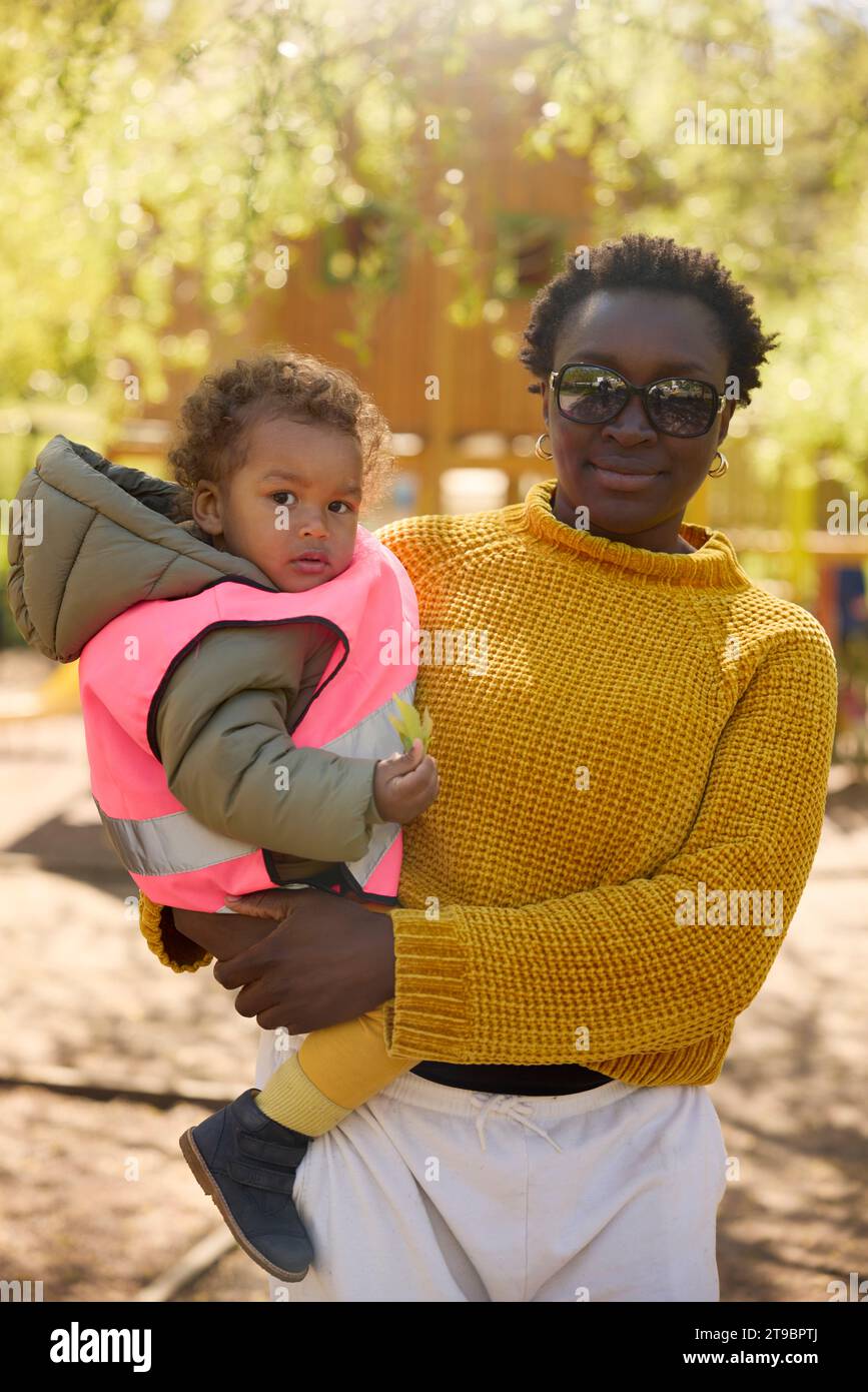 Mère tenant une petite fille dans le parc Banque D'Images