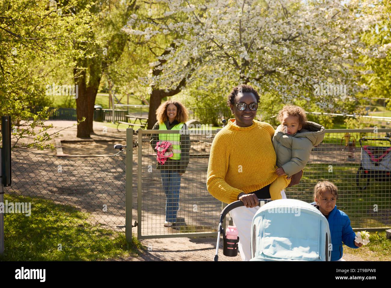 Mère avec deux filles dans le parc Banque D'Images