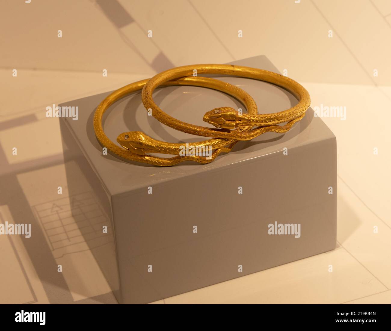 Bracelets design serpent or de la royauté, trouvés à Herculanum, Italie Banque D'Images