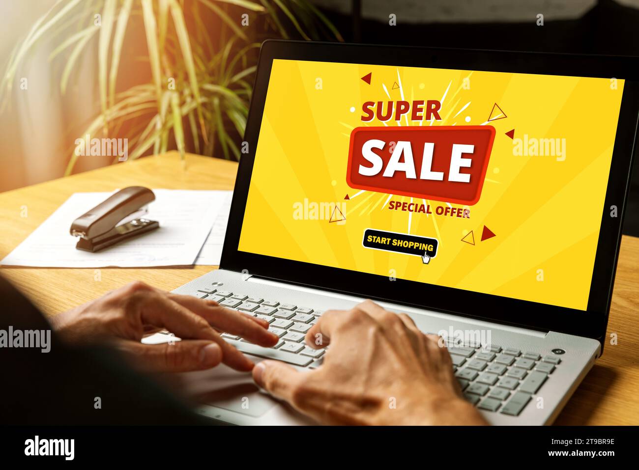personne utilisant un ordinateur portable à la maison pour les achats en ligne super vente. marketing internet Banque D'Images