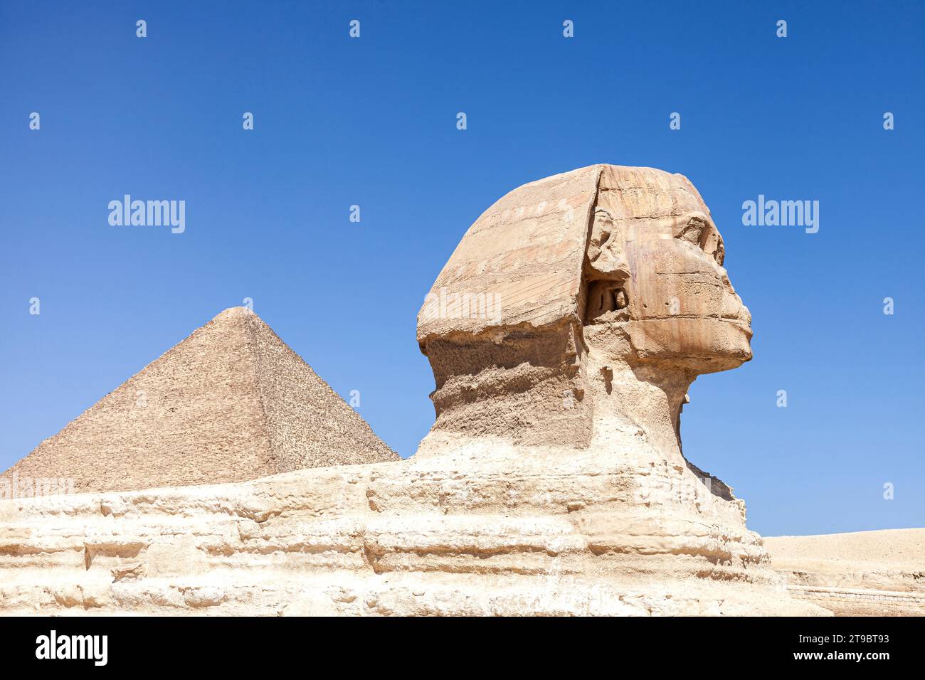 Le Sphinx et la Pyramide de Mycerinus contre un ciel bleu clair Banque D'Images