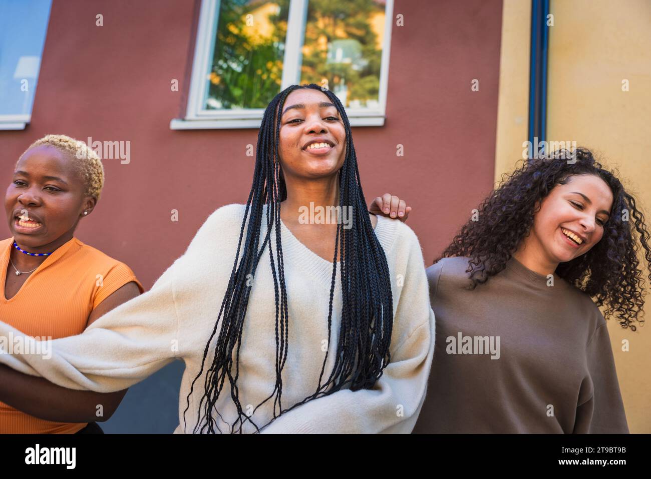 Souriant jeunes amies multiraciales traînant ensemble le week-end Banque D'Images