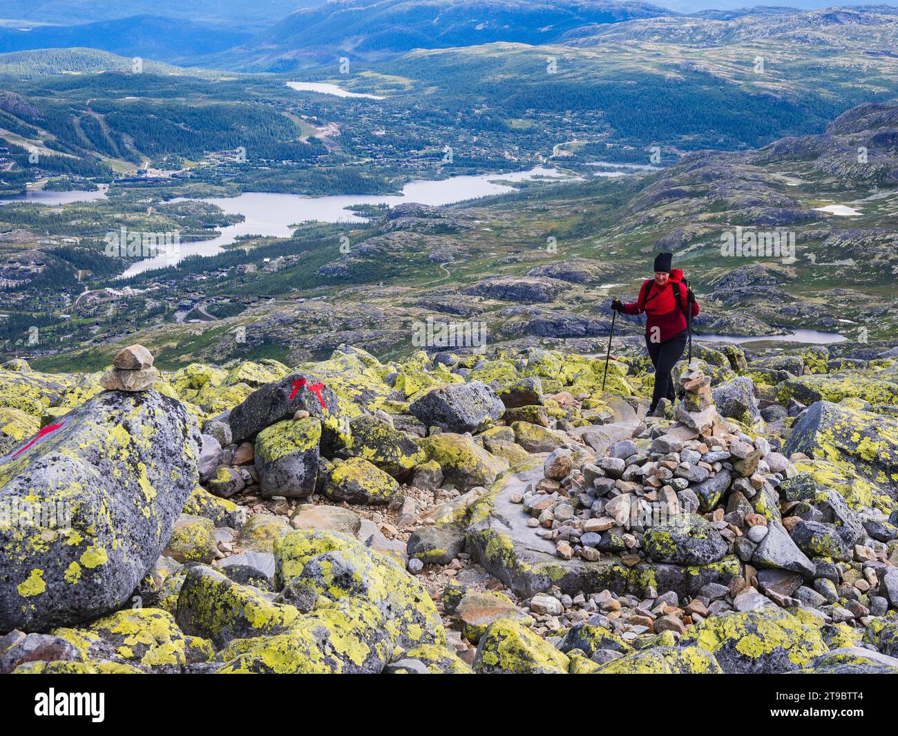 Femme mature exploratrice randonnée au milieu des rochers pendant le week-end Banque D'Images