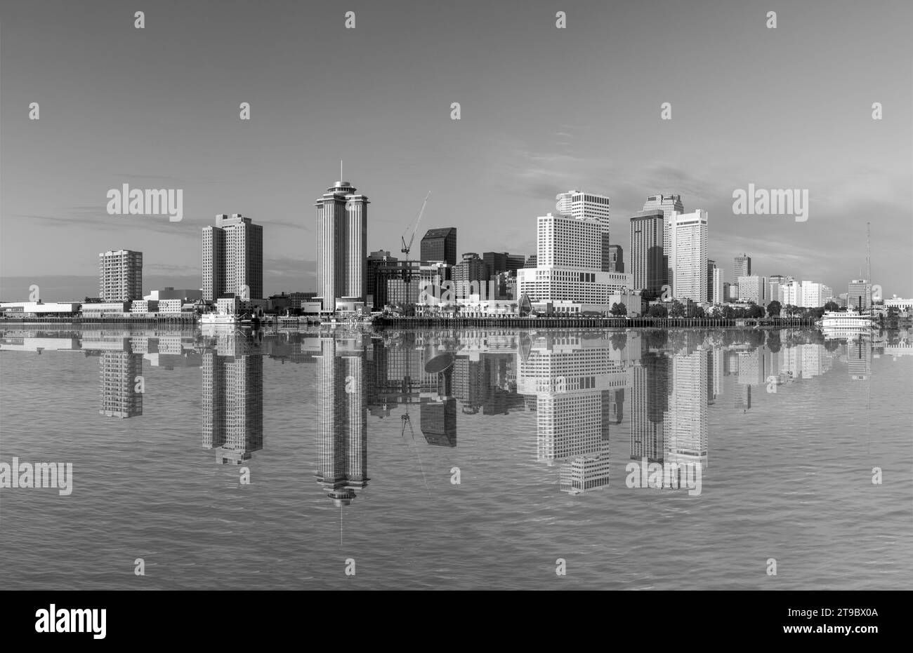 Vue panoramique sur les gratte-ciel de la Nouvelle-Orléans dans la lumière du matin du fleuve Mississippi, Louisiane, États-Unis Banque D'Images