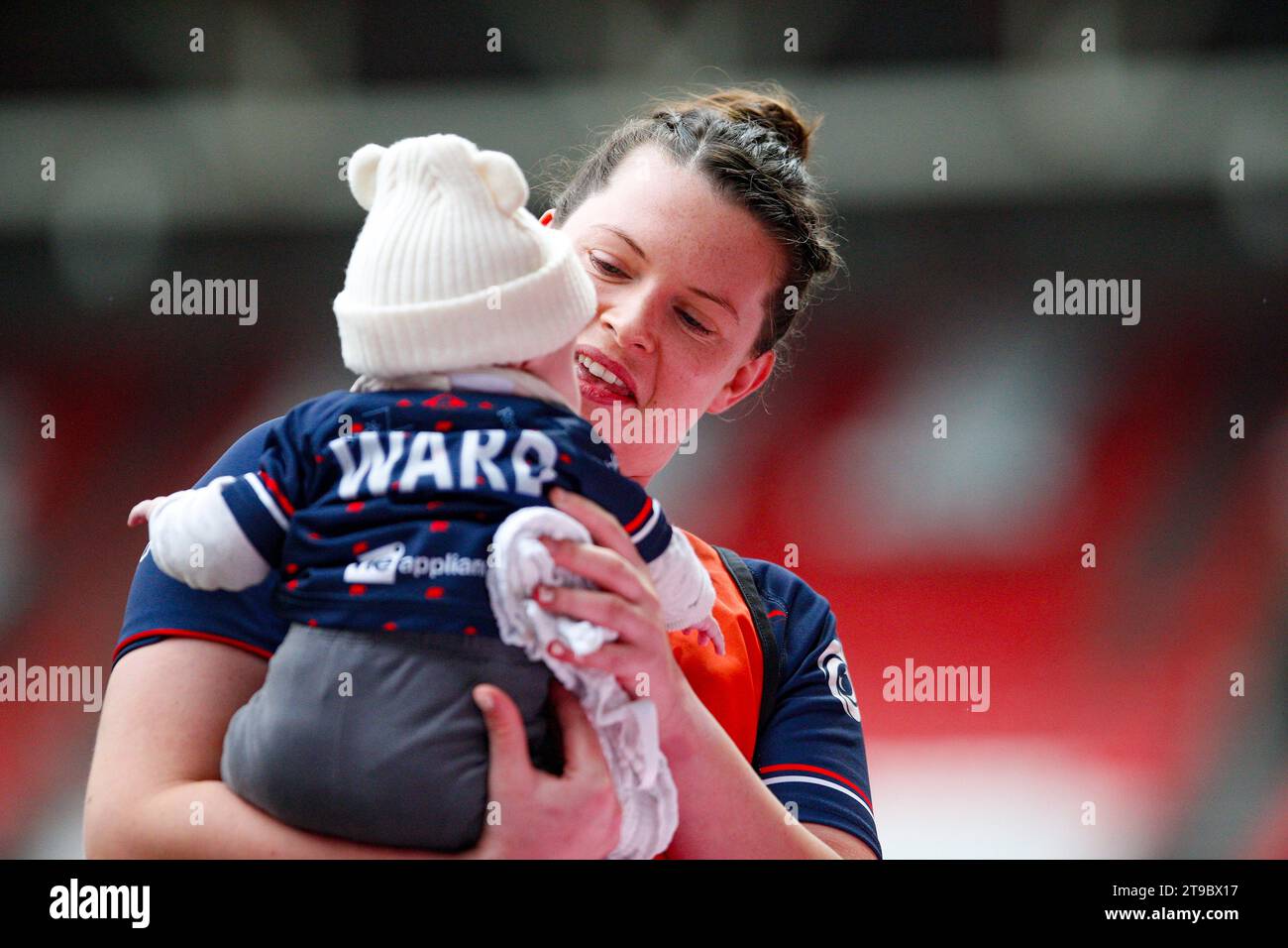 Bristol Bears Abbie Ward avec petit bébé Ward Bristol Bears Women v sale Sharks Women PWR Round 1 Ashton Gate Stadium Bristol Saturday18, Novembb Banque D'Images