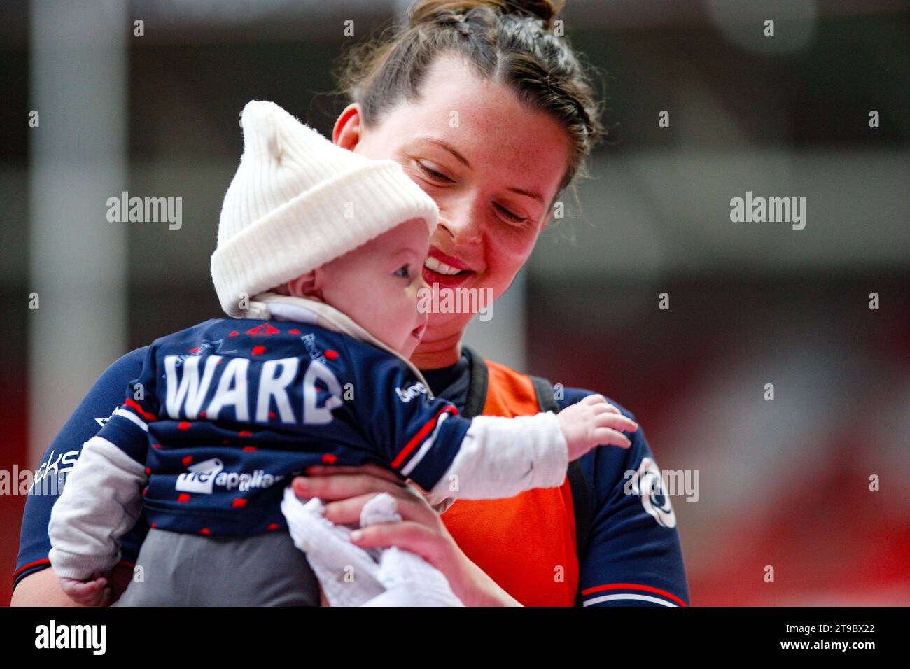Bristol Bears Abbie Ward avec petit bébé Ward Bristol Bears Women v sale Sharks Women PWR Round 1 Ashton Gate Stadium Bristol Saturday18, Novembb Banque D'Images