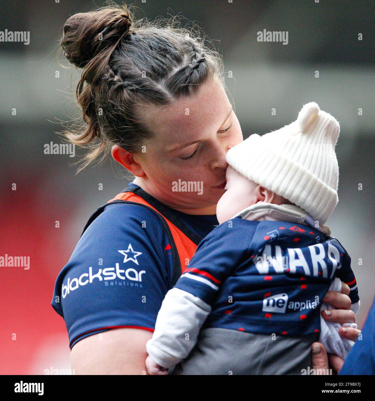 Bristol Bears Abbie Ward avec petit bébé Ward Bristol Bears Women v sale Sharks Women PWR Round 1 Ashton Gate Stadium Bristol Saturday18, Novembb Banque D'Images