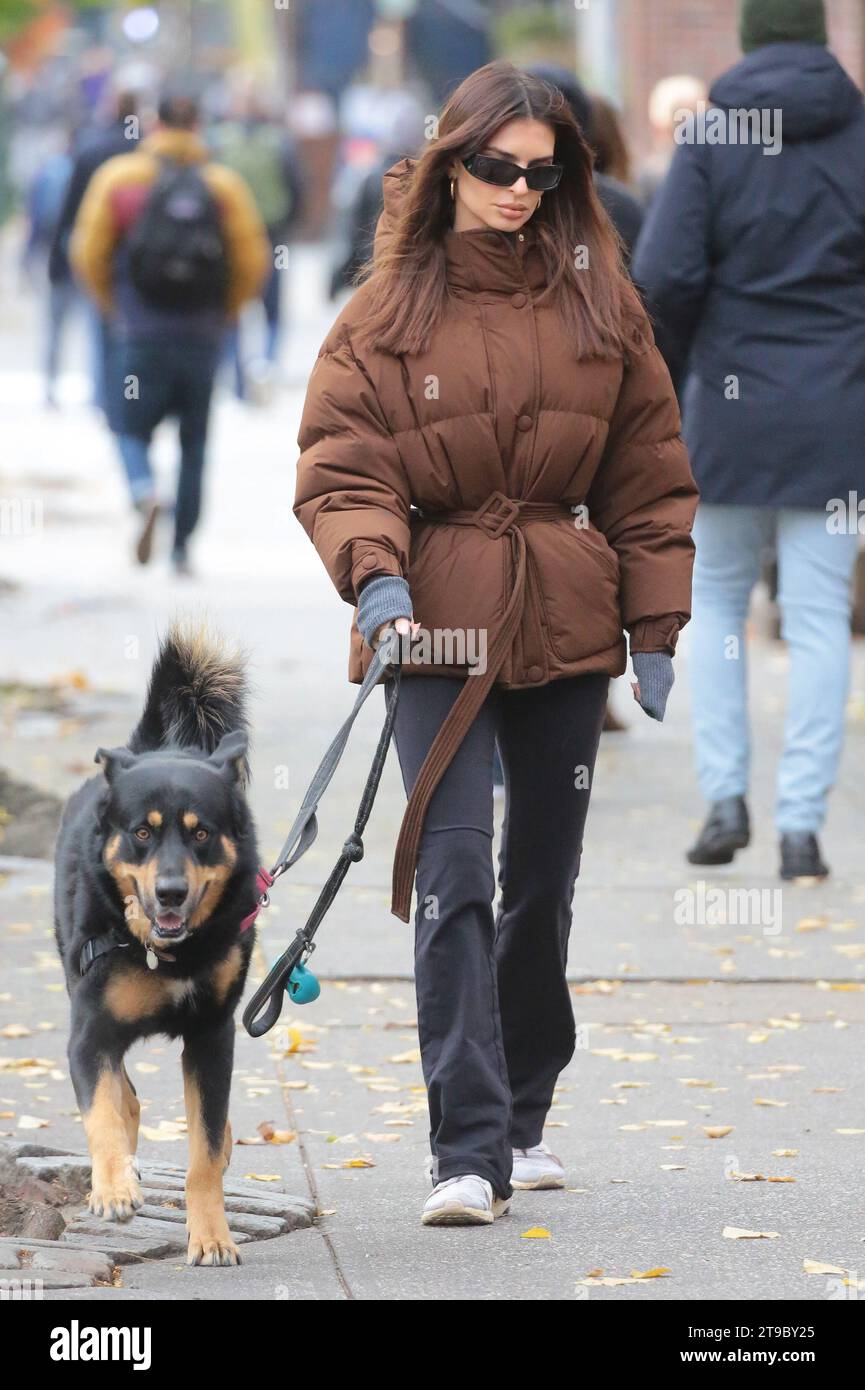 Emily Ratajkowski porte une veste matelassée marron alors qu'elle promène son chien Colombo à New York avec : Emily Ratajkowski où : New York, New York, États-Unis quand : 21 nov 2023 crédit : BauerGriffin/INSTAARimages Banque D'Images