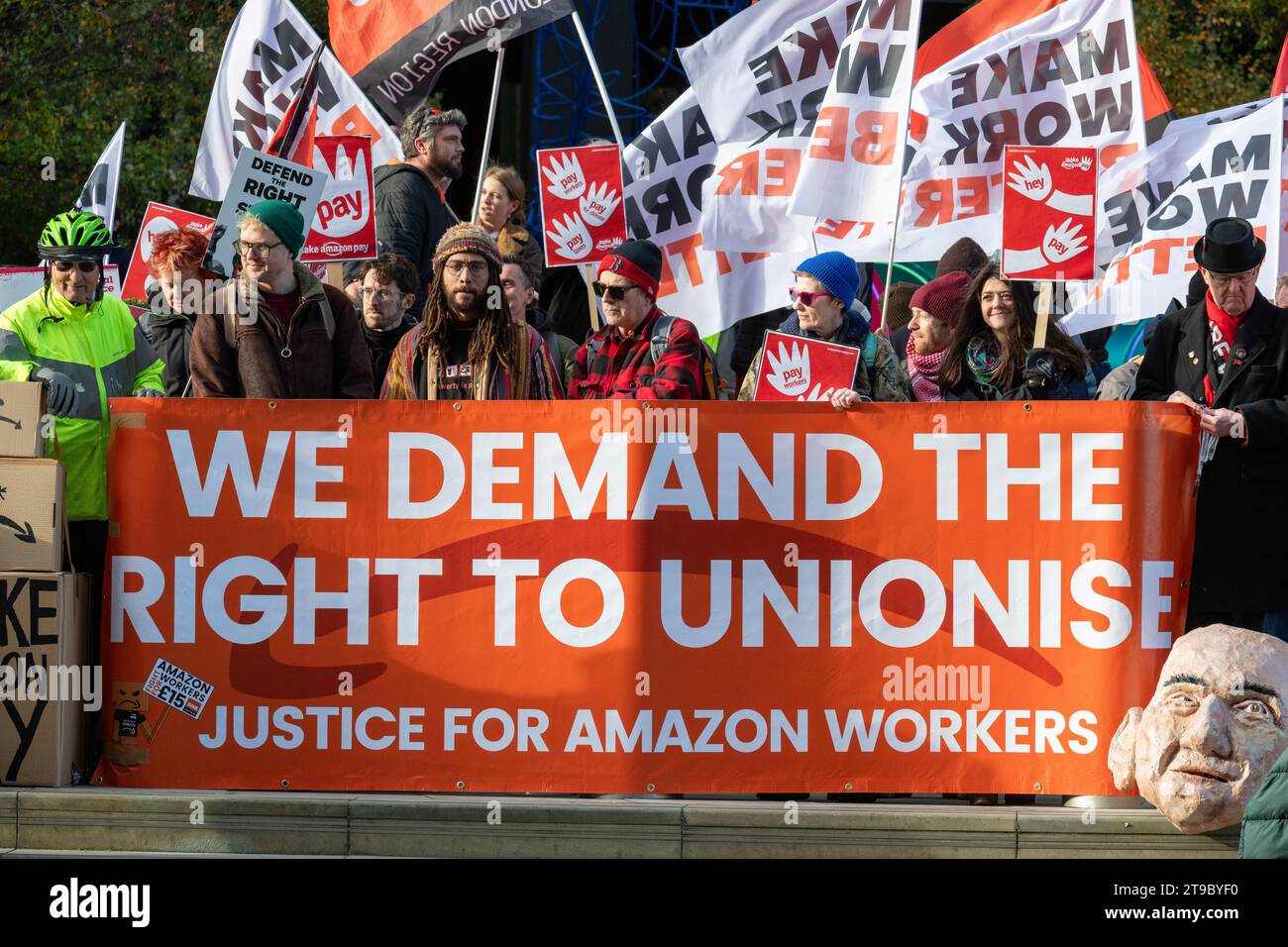 Londres, Royaume-Uni. 24 novembre 2023. Une coalition organise un rassemblement « Make Amazon Pay » devant le siège britannique d'Amazon à Shoreditch pour exiger que le géant de la vente au détail et des services Web paie des salaires équitables, ses impôts et son impact sur la planète. La coalition, qui comprenait GMB Union, War on Want, Labour Behind the Label, Global Justice Now et Ethical Consumer, a organisé l’événement alors que grèves, manifestations et autres actions ont eu lieu dans plus de 30 pays. Crédit : Ron Fassbender/Alamy Live News Banque D'Images