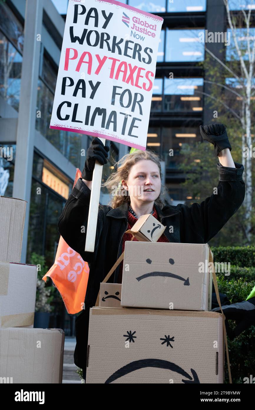 Londres, Royaume-Uni. 24 novembre 2023. Une coalition organise un rassemblement « Make Amazon Pay » devant le siège britannique d'Amazon à Shoreditch pour exiger que le géant de la vente au détail et des services Web paie des salaires équitables, ses impôts et son impact sur la planète. La coalition, qui comprenait GMB Union, War on Want, Labour Behind the Label, Global Justice Now et Ethical Consumer, a organisé l’événement alors que grèves, manifestations et autres actions ont eu lieu dans plus de 30 pays. Crédit : Ron Fassbender/Alamy Live News Banque D'Images