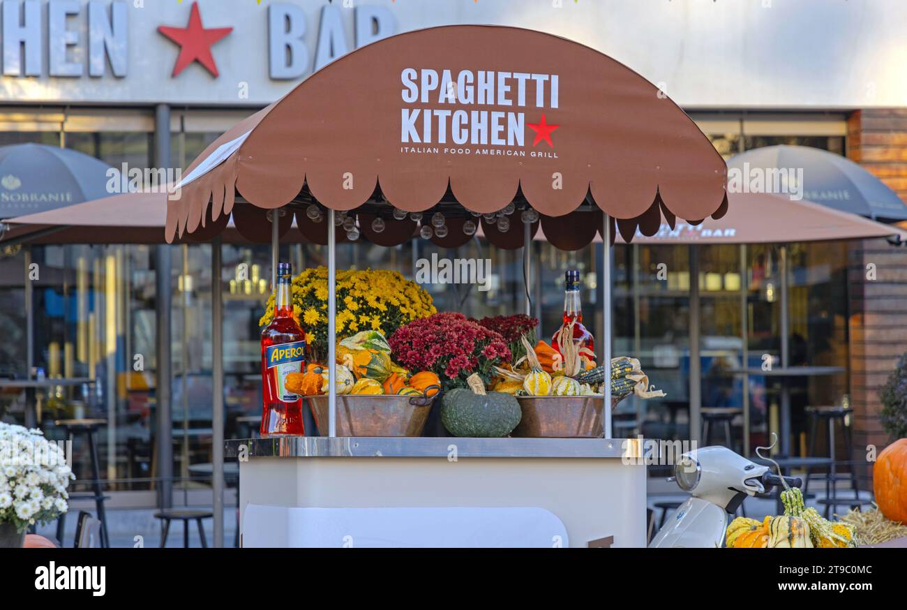 Sofia, Bulgarie - 16 octobre 2023 : Spaghetti Kitchen Italian Food American Grill Bar au Vitosha Boulevard dans le Capital City Centre jour d'automne. Banque D'Images