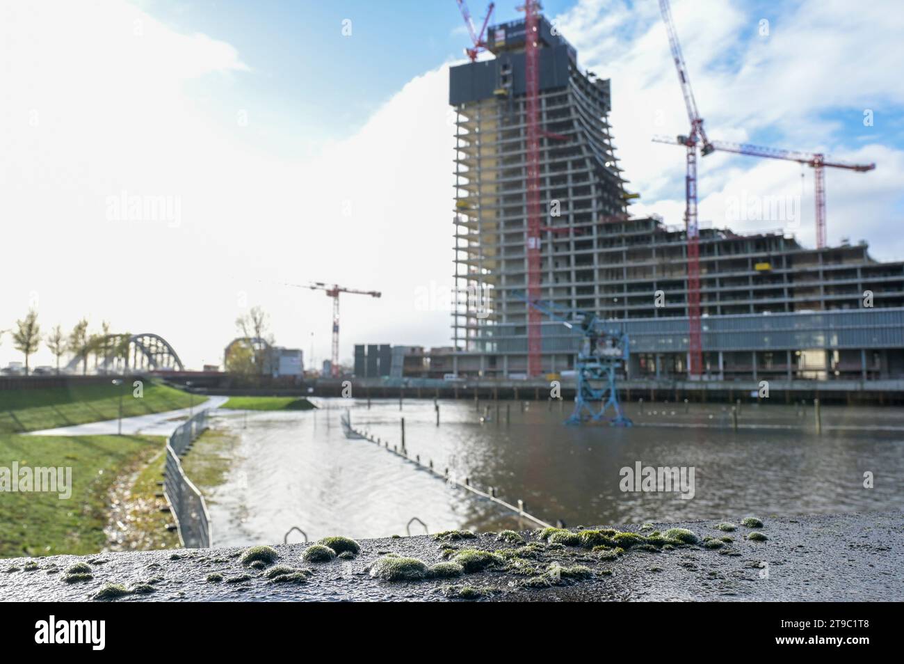 ALLEMAGNE, Hambourg, Harbour City, chantier de construction de Elbtower of Signa Holding sur la rivière Elbe, société de construction LUPP, financé et réalisé par Signa Prime Selection AG, une société de Signa Holding, fondée par l'investisseur immobilier autrichien et milliardaire Rene Benko , bureau d'architectes David Chipperfield, Signa Holding a fait faillite et a déclaré faillite en novembre 2023 Banque D'Images