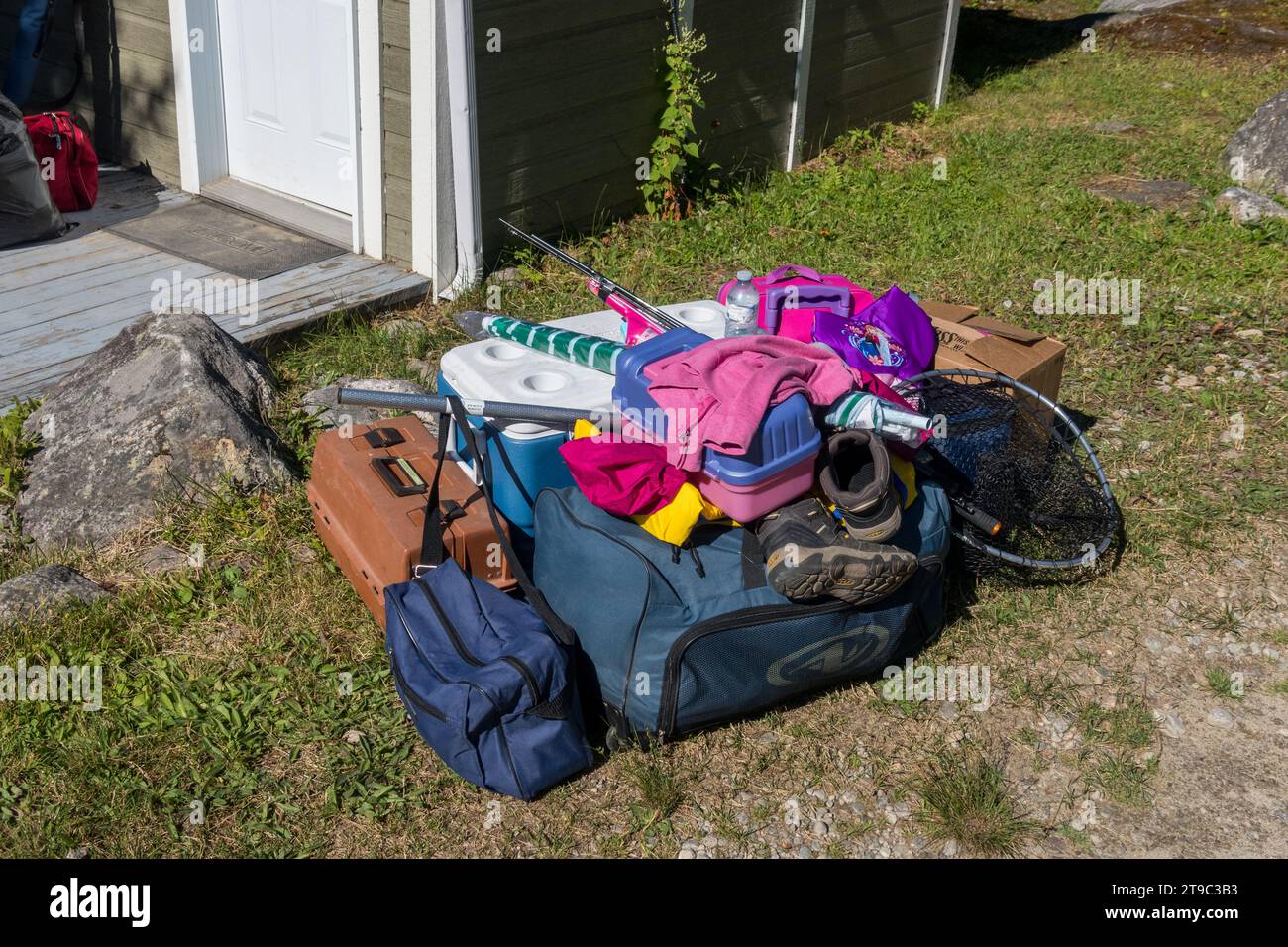 Matériel de pêche recueilli pour le départ. Lac du Mâle, province de Québec, Canada. Banque D'Images