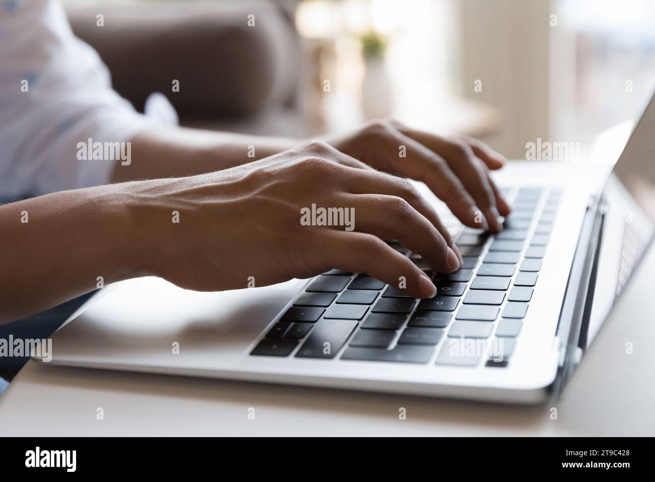 Mains féminines travaillant sur le clavier d'ordinateur portable, gros plan recadré Banque D'Images