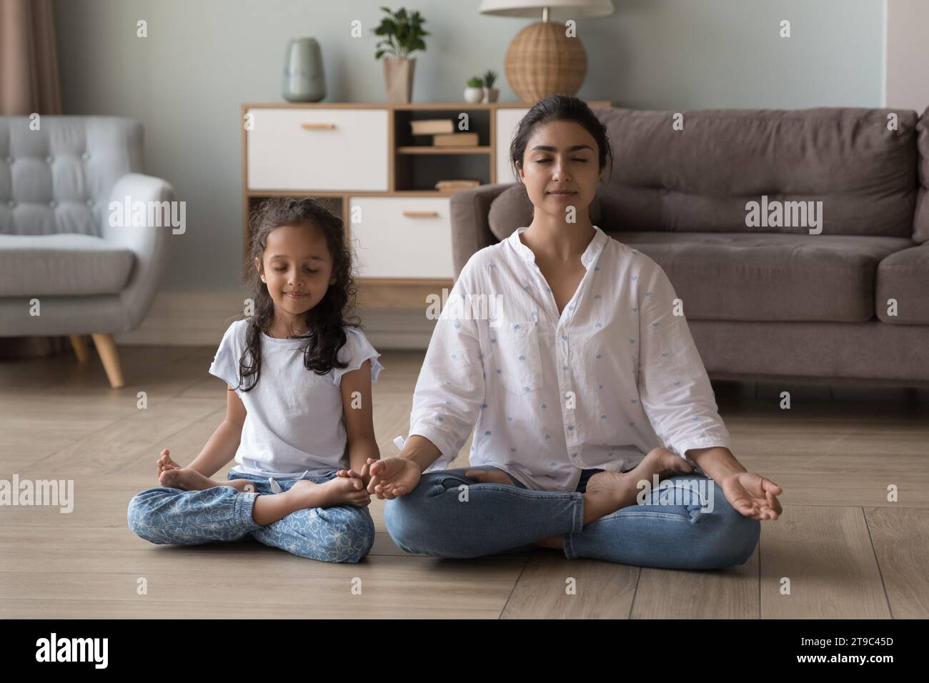 Femme indienne sa petite fille font la pratique de la méditation à la maison Banque D'Images