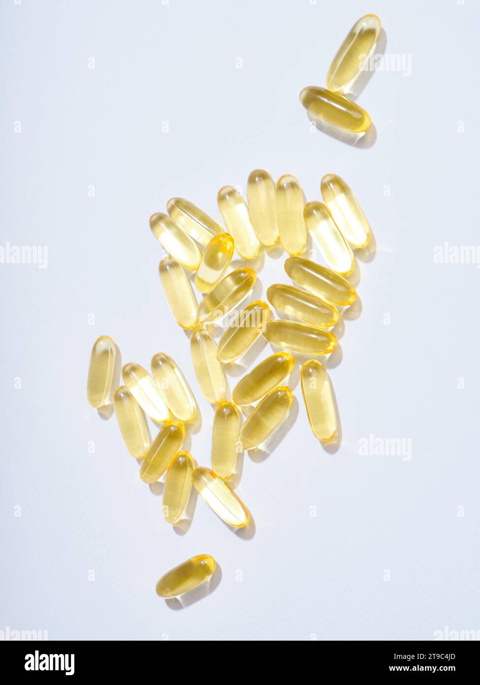 Omega 3 pilules translucides dorées sur fond plat Banque D'Images