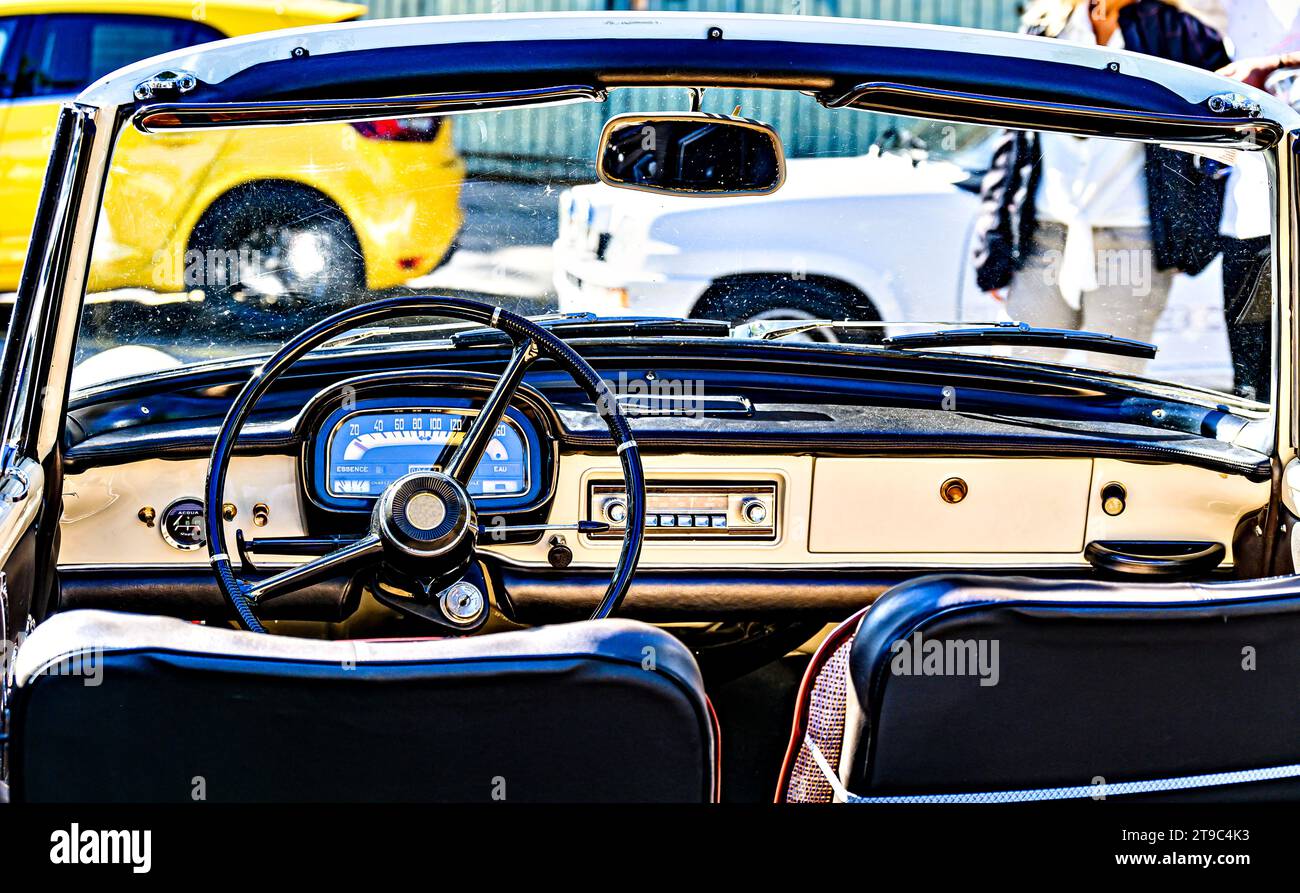 Vue intérieure d'une voiture décapotable d'époque, volant et tableau de bord. véhicule rétro Banque D'Images