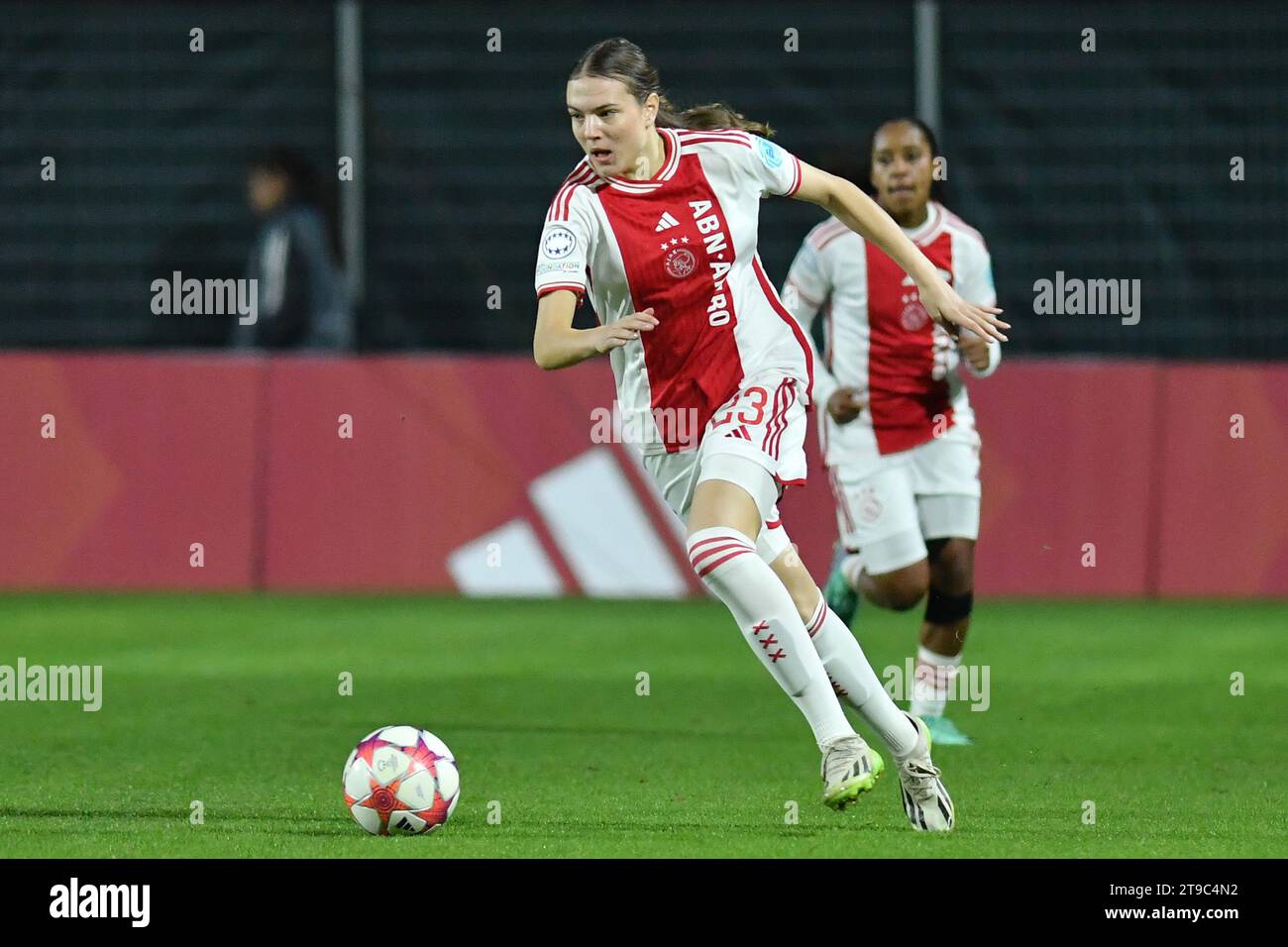 Roma, Lazio. 23 novembre 2023. Lotte Keukelaar de l'Ajax lors du match de deuxième tour de qualification de la Ligue des Champions féminine entre Roma Women et Ajax au stade Tre Fontane à Rome, Italie, le 23 novembre 2022. AllShotLive/Sipa USA crédit : SIPA USA/Alamy Live News Banque D'Images