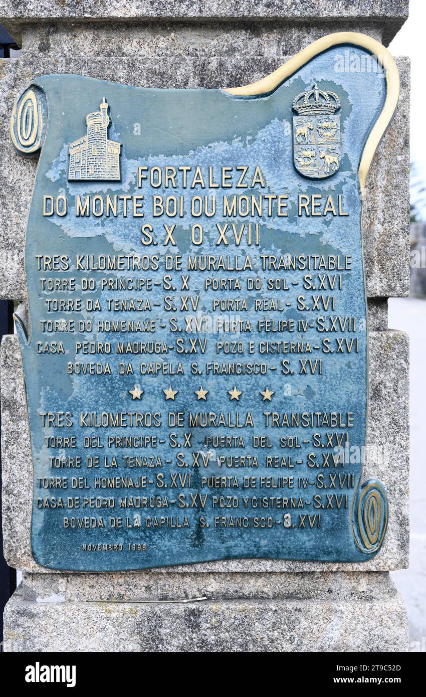 Château de Monterreal, plaque informative en galicien et espagnol. Baiona, Pontevedra, Galice, Espagne. Banque D'Images