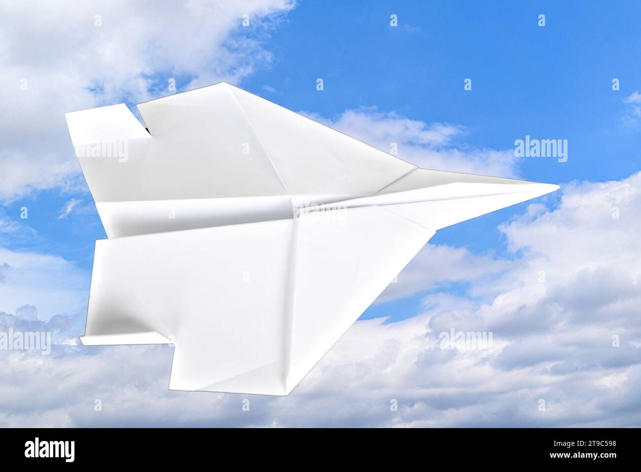 Plan de papier blanc isolé sur fond bleu Banque D'Images