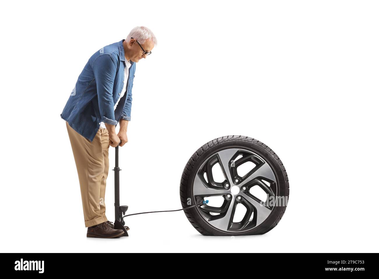 Homme mature utilisant une pompe manuelle pour un pneu de voiture à plat isolé sur fond blanc Banque D'Images