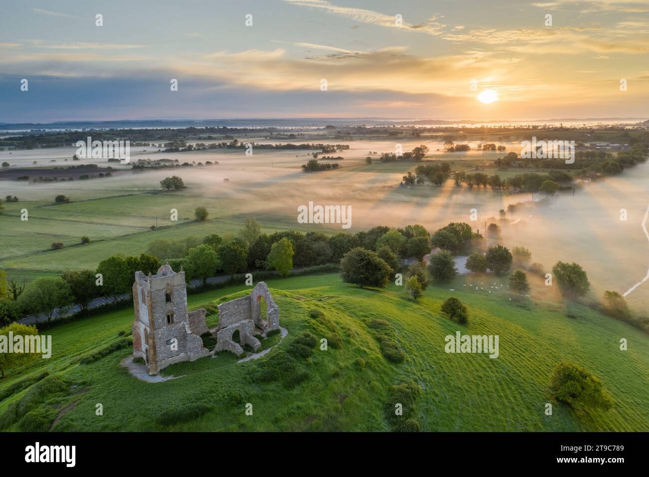 Les ruines de l’église St Michael’s au lever du soleil, Burrow Mump, Somerset, Angleterre. Printemps (mai) 2019. Banque D'Images