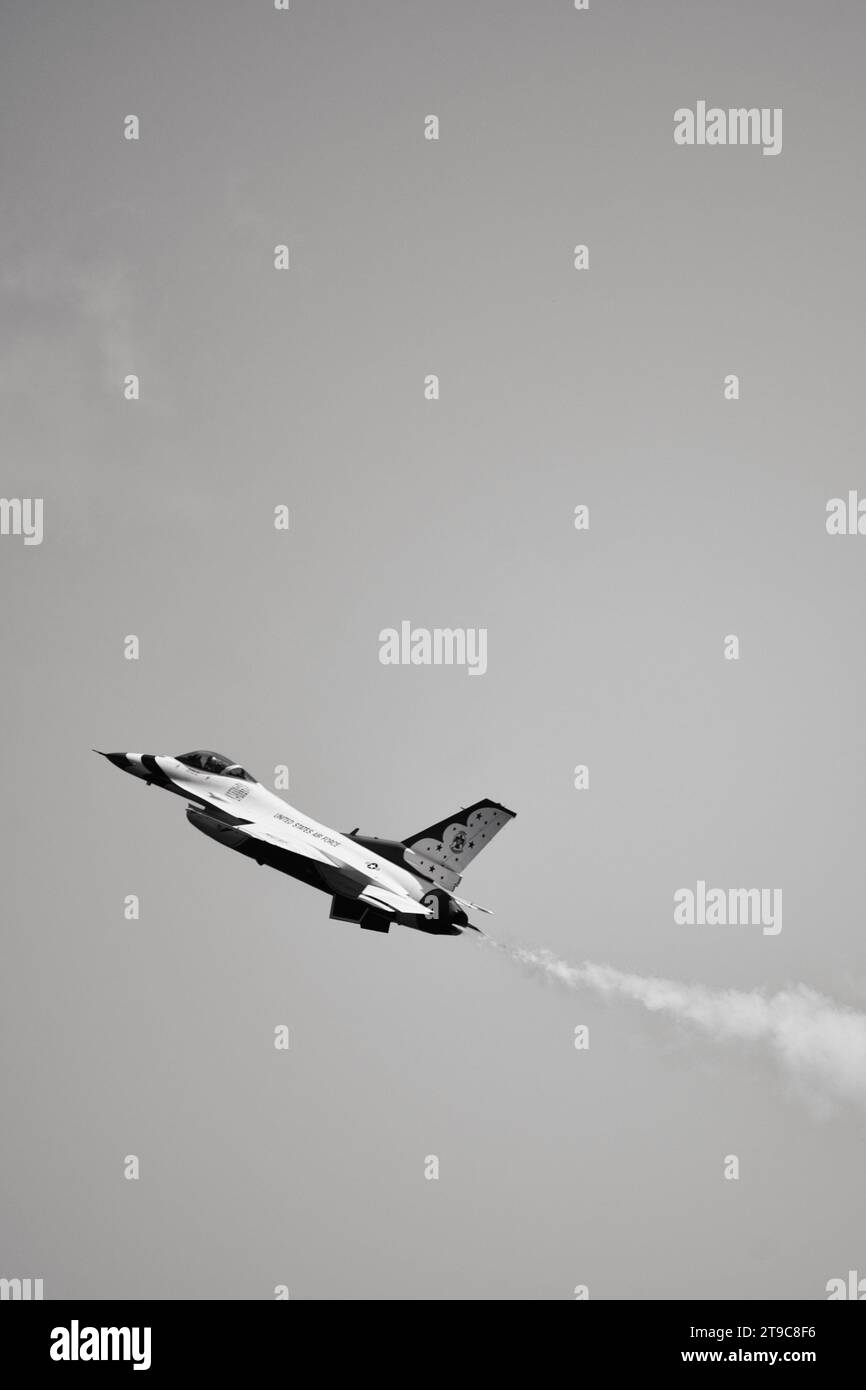 Augusta, GA, USA : 13 mai 2023- démonstration d'acrobaties aériennes scintillantes par le F-16 Thunder Birds de l'US Air Force à Augusta, Géorgie. Banque D'Images
