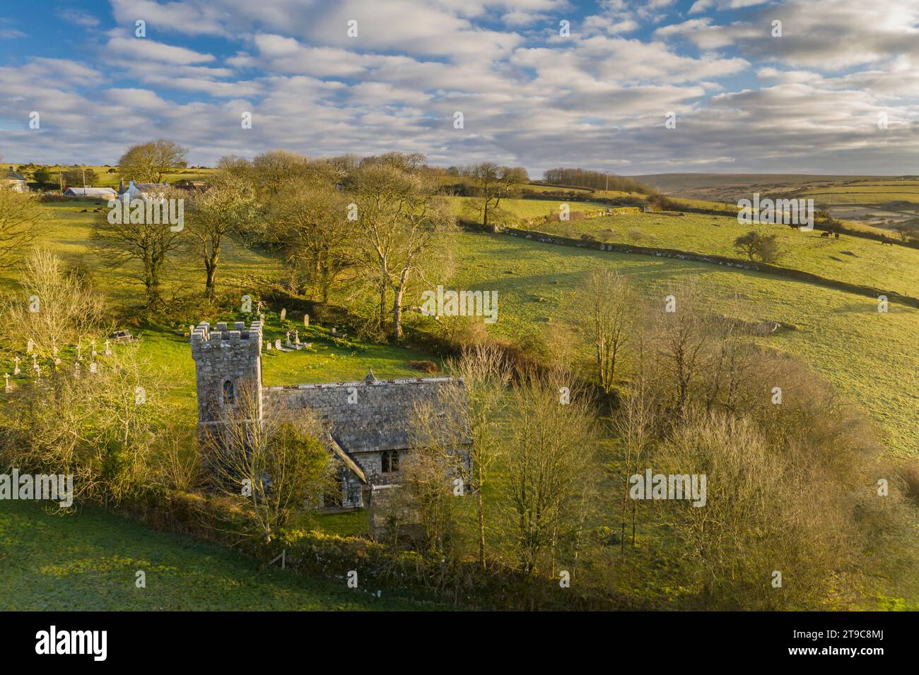Vue aérienne de Temple Church sur Bodmin Moor, Cornouailles, Angleterre. Hiver (mars ) 2021. Banque D'Images