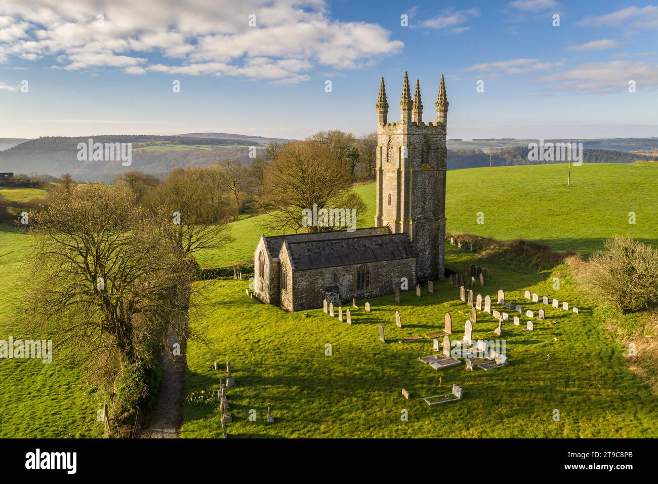Vue aérienne de la jolie église de tous les Saints à Dunterton, Devon, Angleterre. Printemps (mars) 2021. Banque D'Images